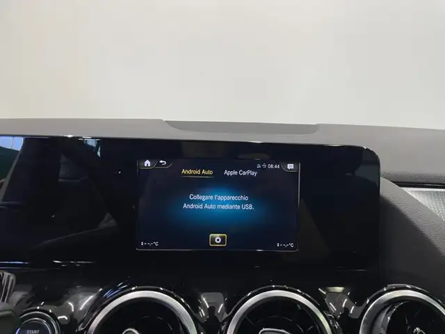 Mercedes-Benz GLA view 9