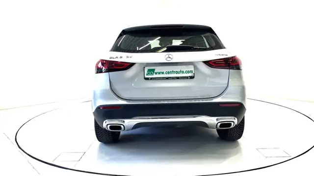 Mercedes-Benz GLA view 4