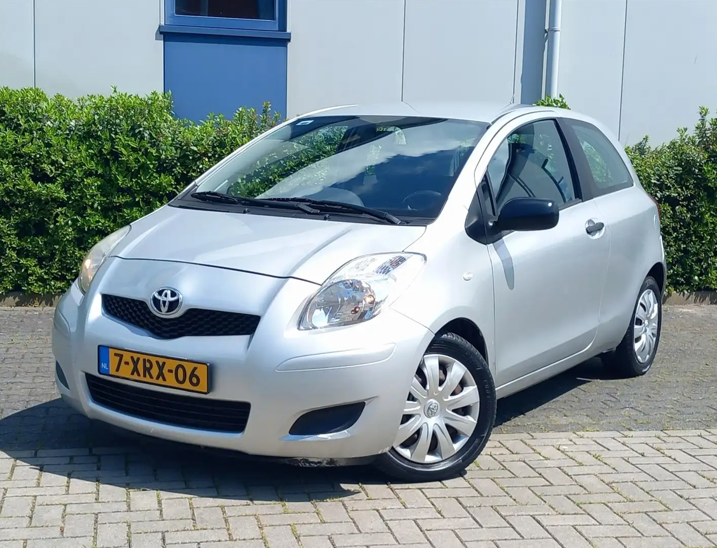 Toyota Yaris 1.3 16v VVT-i 99pk 3D Airco Grijs - 1