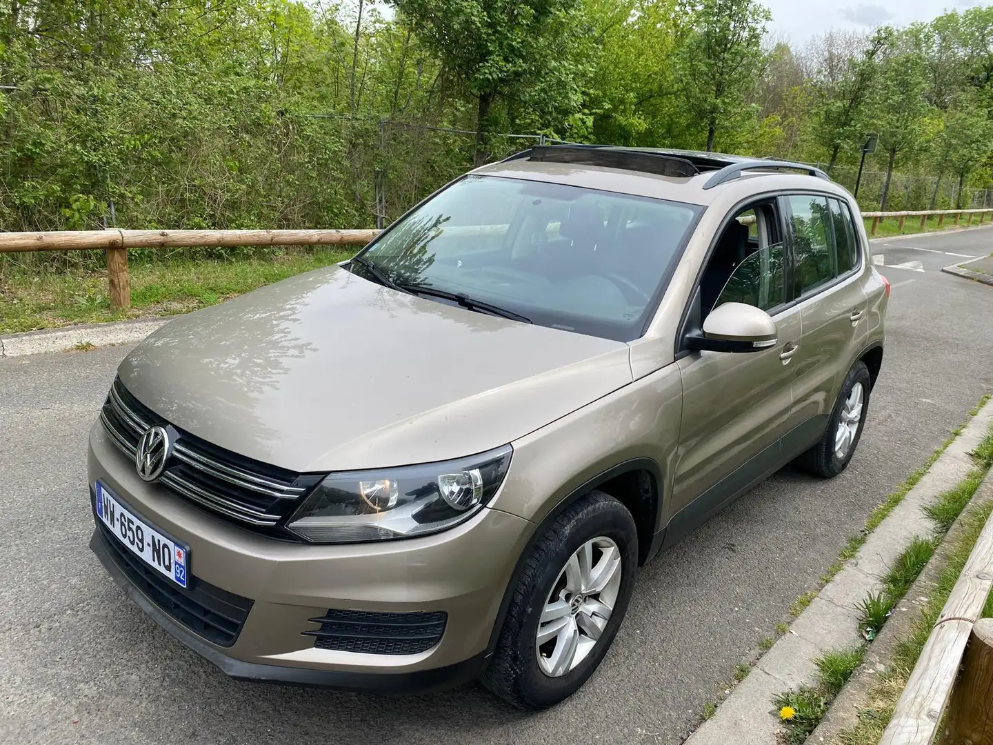 Volkswagen Tiguan - 1