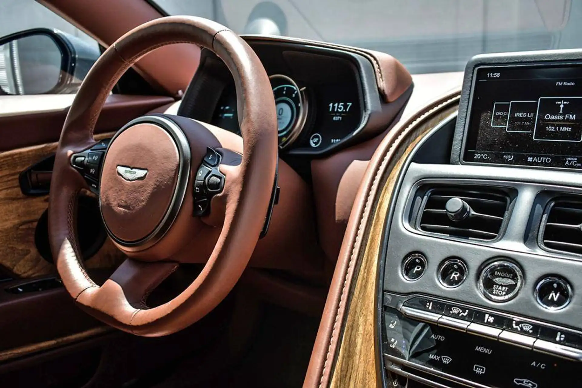 애스턴마틴 DB11 V8 2018 블랙 사진 8