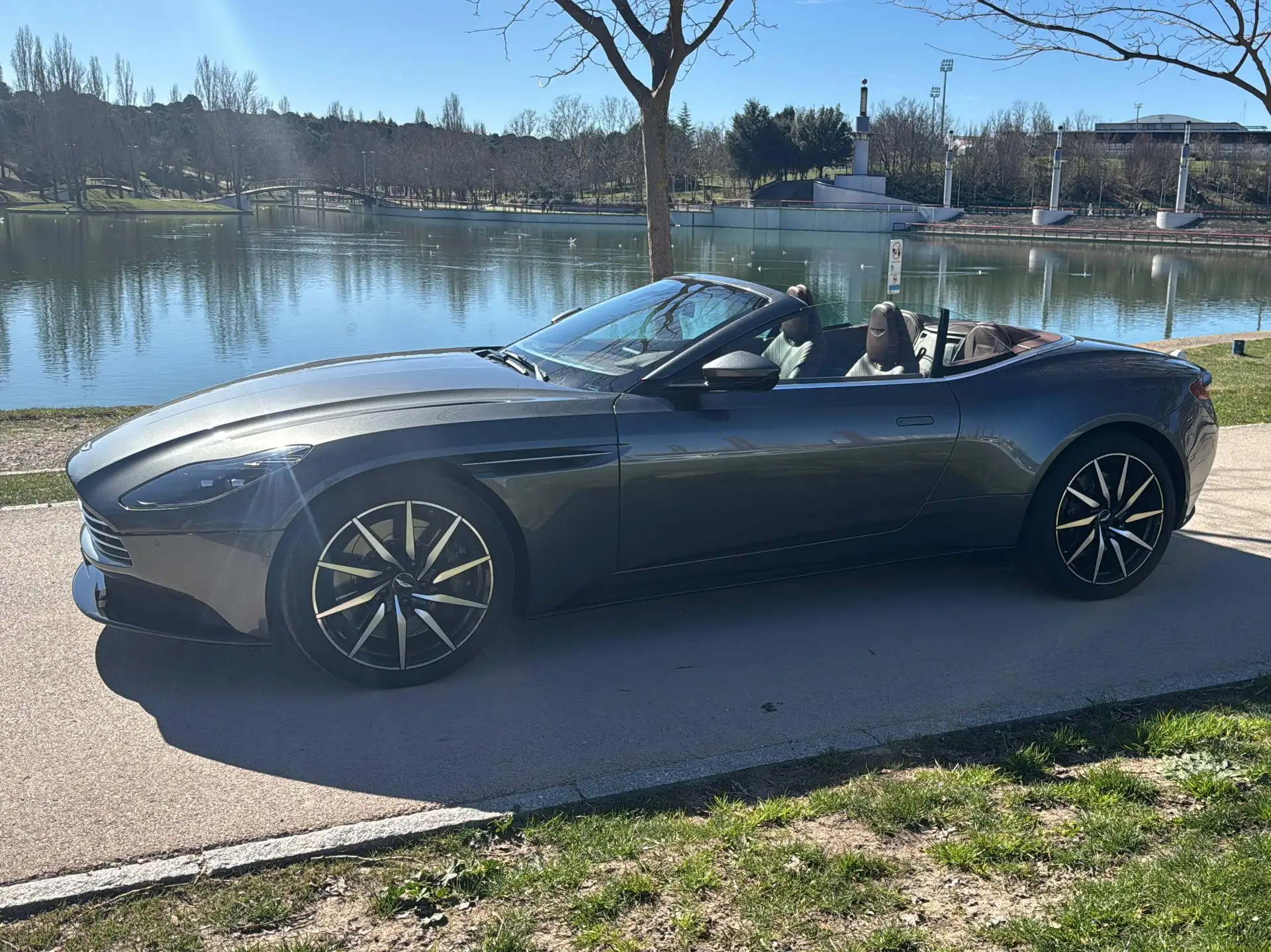 애스턴마틴 DB11 V8 2018 블랙 사진 5