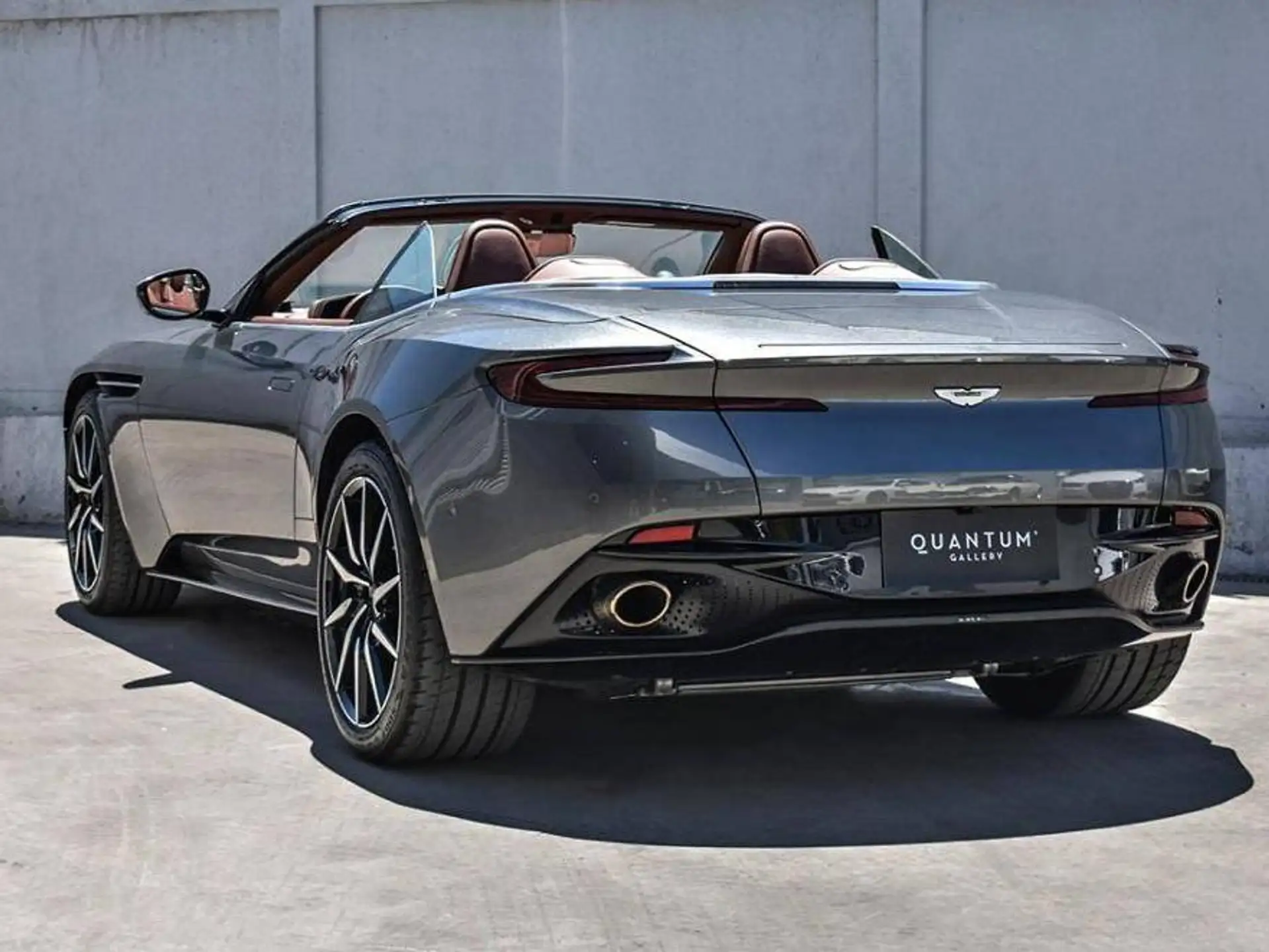 애스턴마틴 DB11 V8 2018 블랙 사진 3