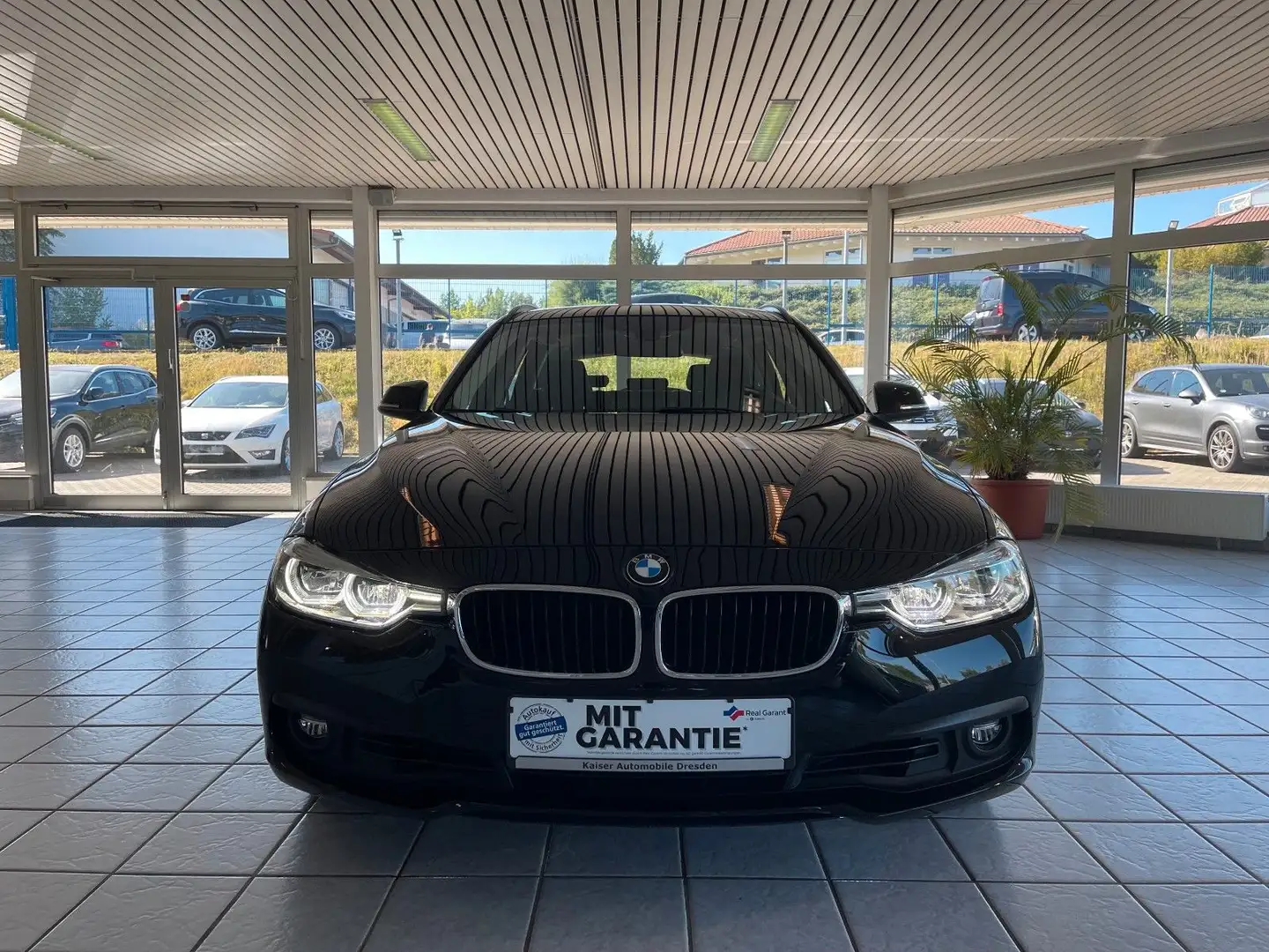 BMW 320 i Touring Advantage LED*Autom*TOP-Zustand*NAV Schwarz - 2