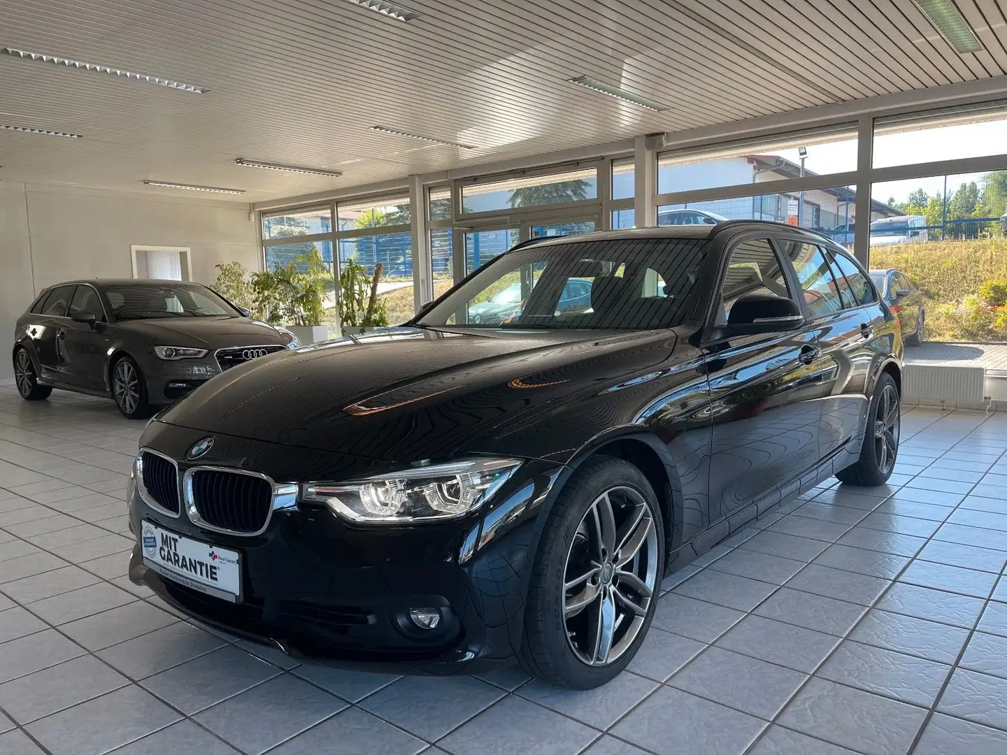 BMW 320 i Touring Advantage LED*Autom*TOP-Zustand*NAV Schwarz - 1