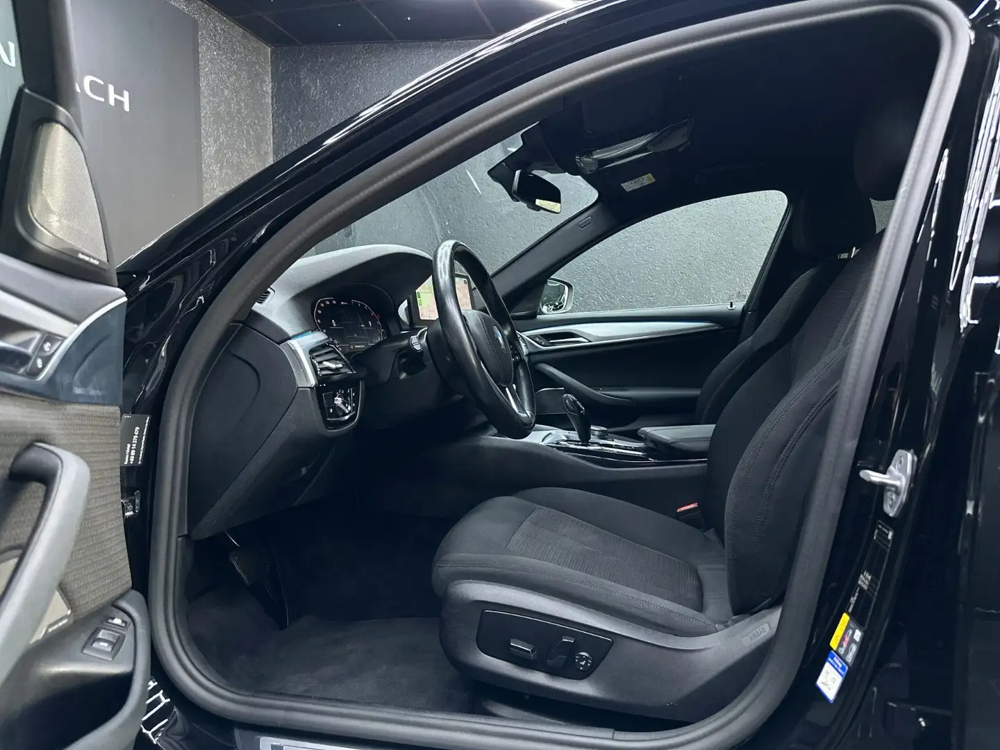 BMW 530 E*T*BUSINESS*SPORT*1.HAND*H&K*DIGITAL*LED* Schwarz - 2