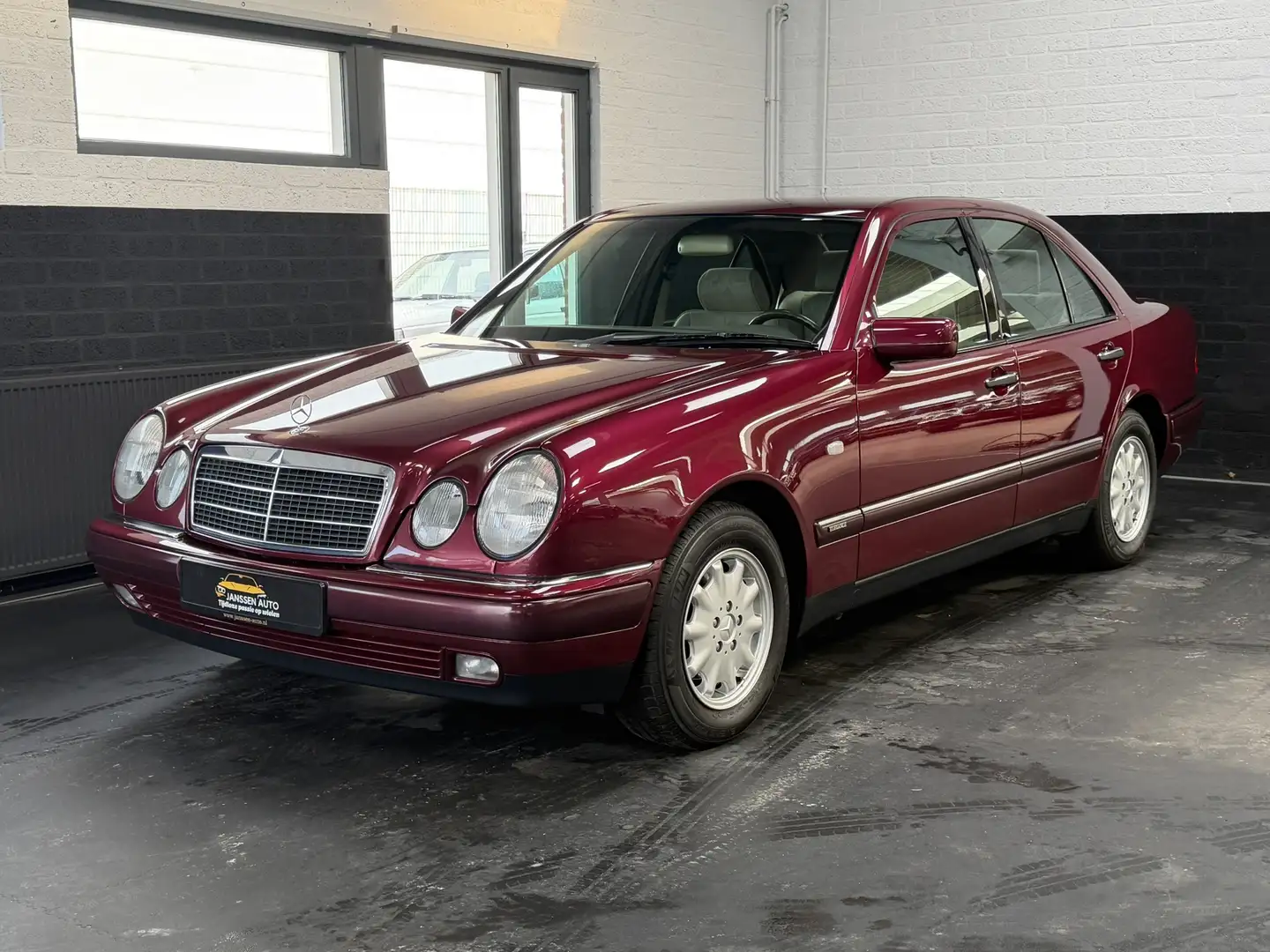 Mercedes-Benz E 200 Elegance | Airco | Concours staat | Geheel Origine Rot - 2