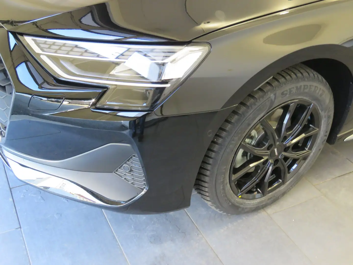 Audi A3 30 TFSI Schwarz - 2