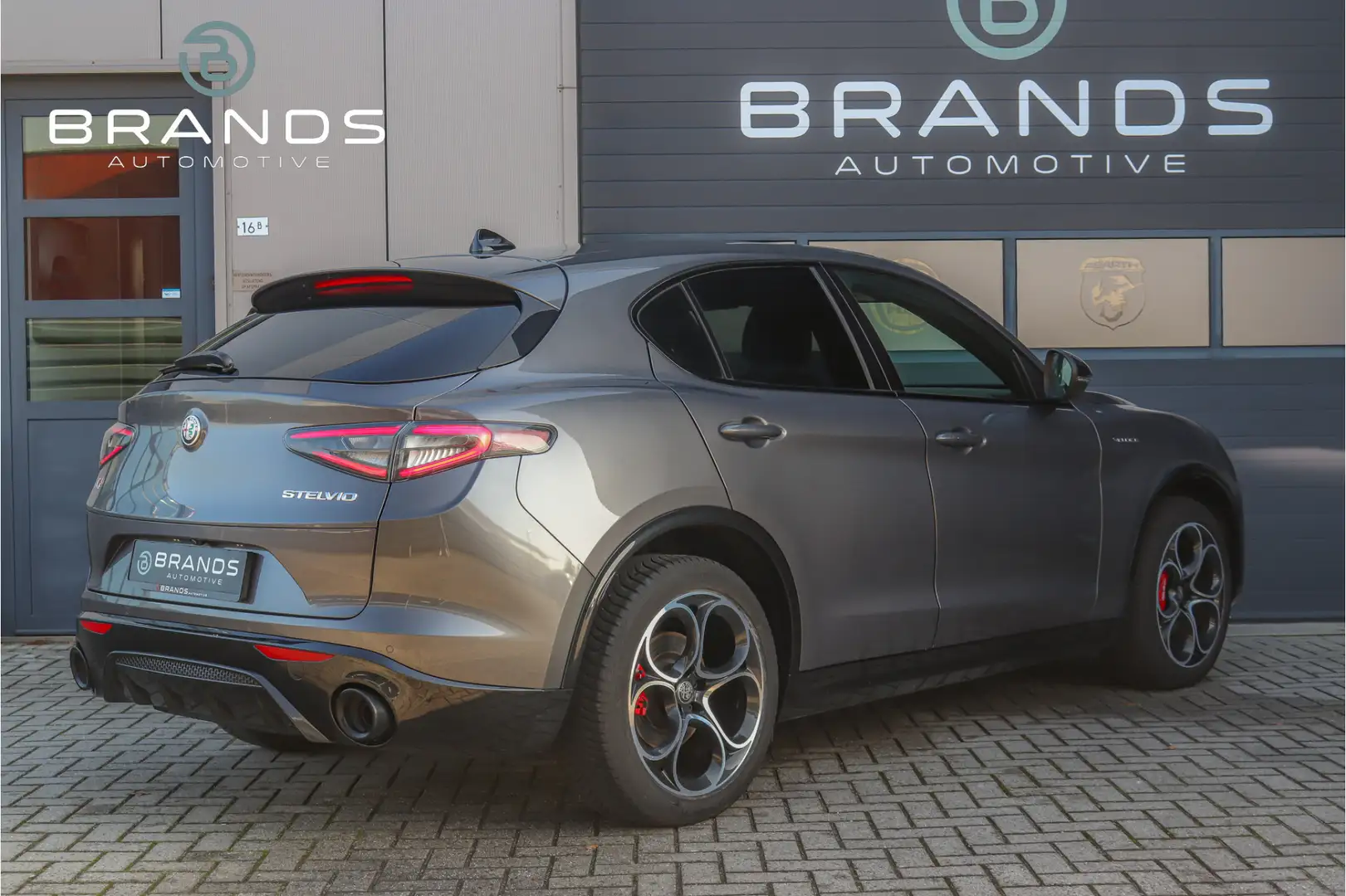 Alfa Romeo Stelvio 2.0 Veloce Q4 1e eig Vol opties 280PK Facelift Gar Grau - 2