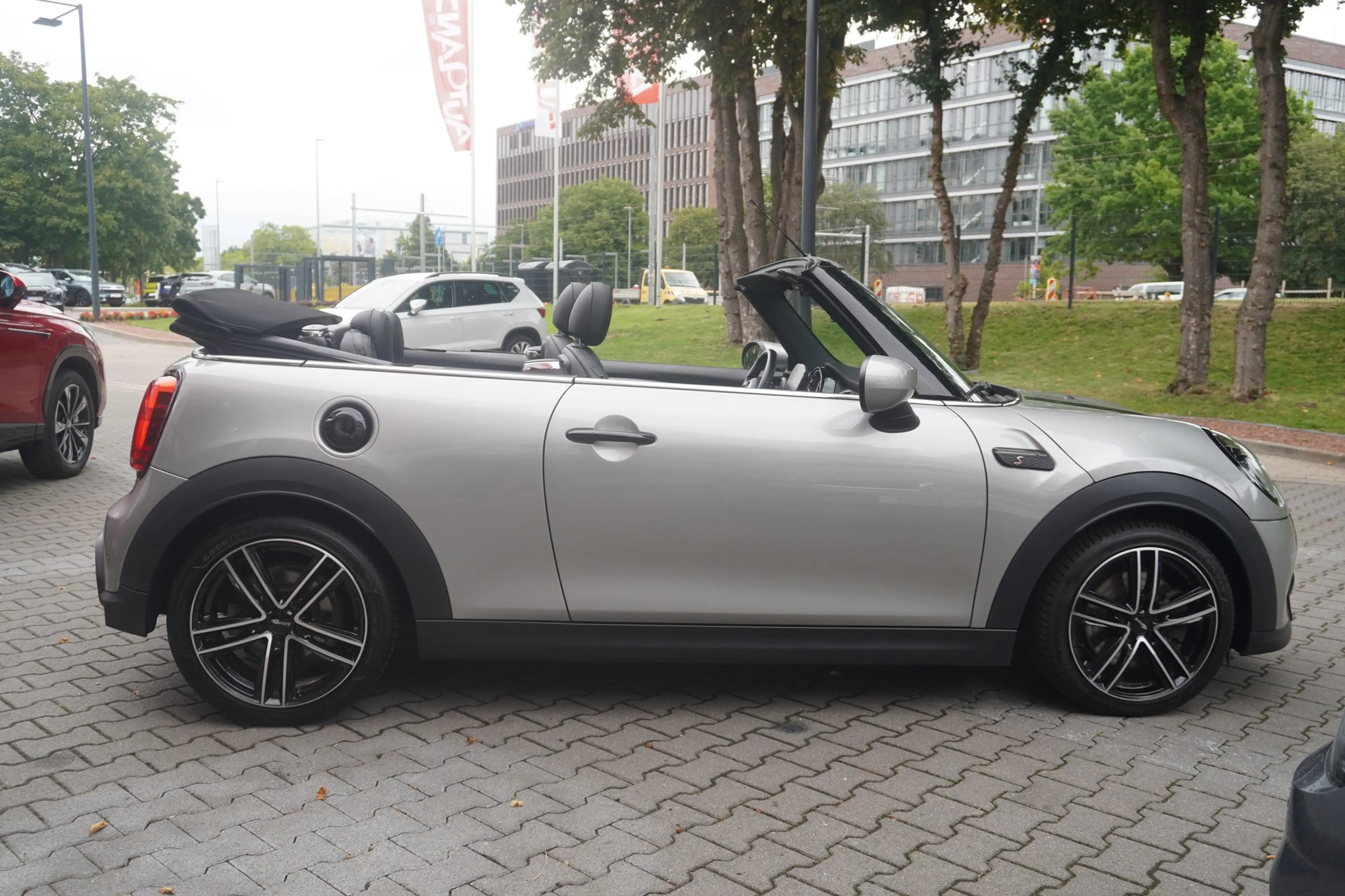 MINI Cooper S Cabrio Cabrio 2.0 Cooper S MINI Yours Trim — photo 12