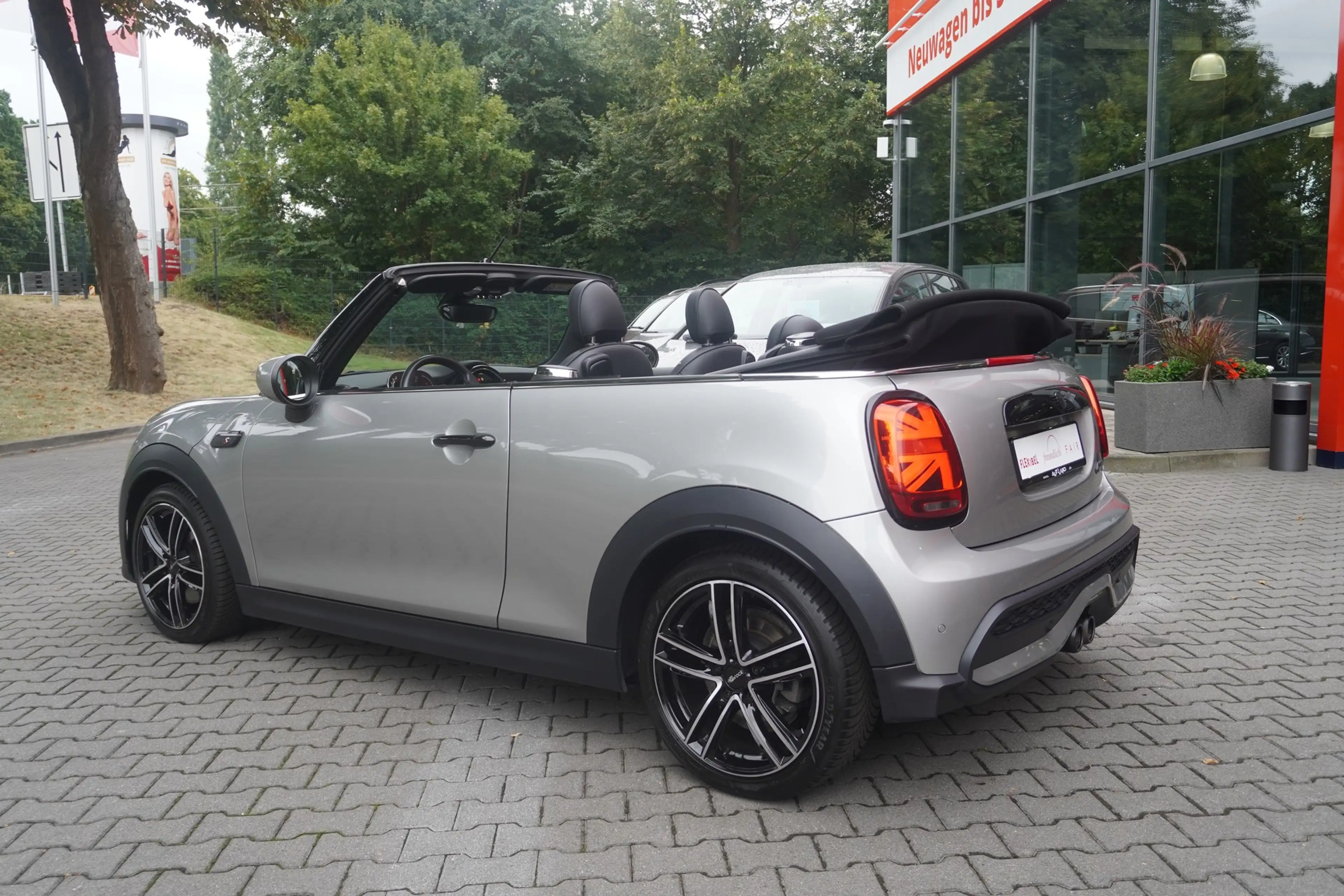 MINI Cooper S Cabrio Cabrio 2.0 Cooper S MINI Yours Trim — photo 14