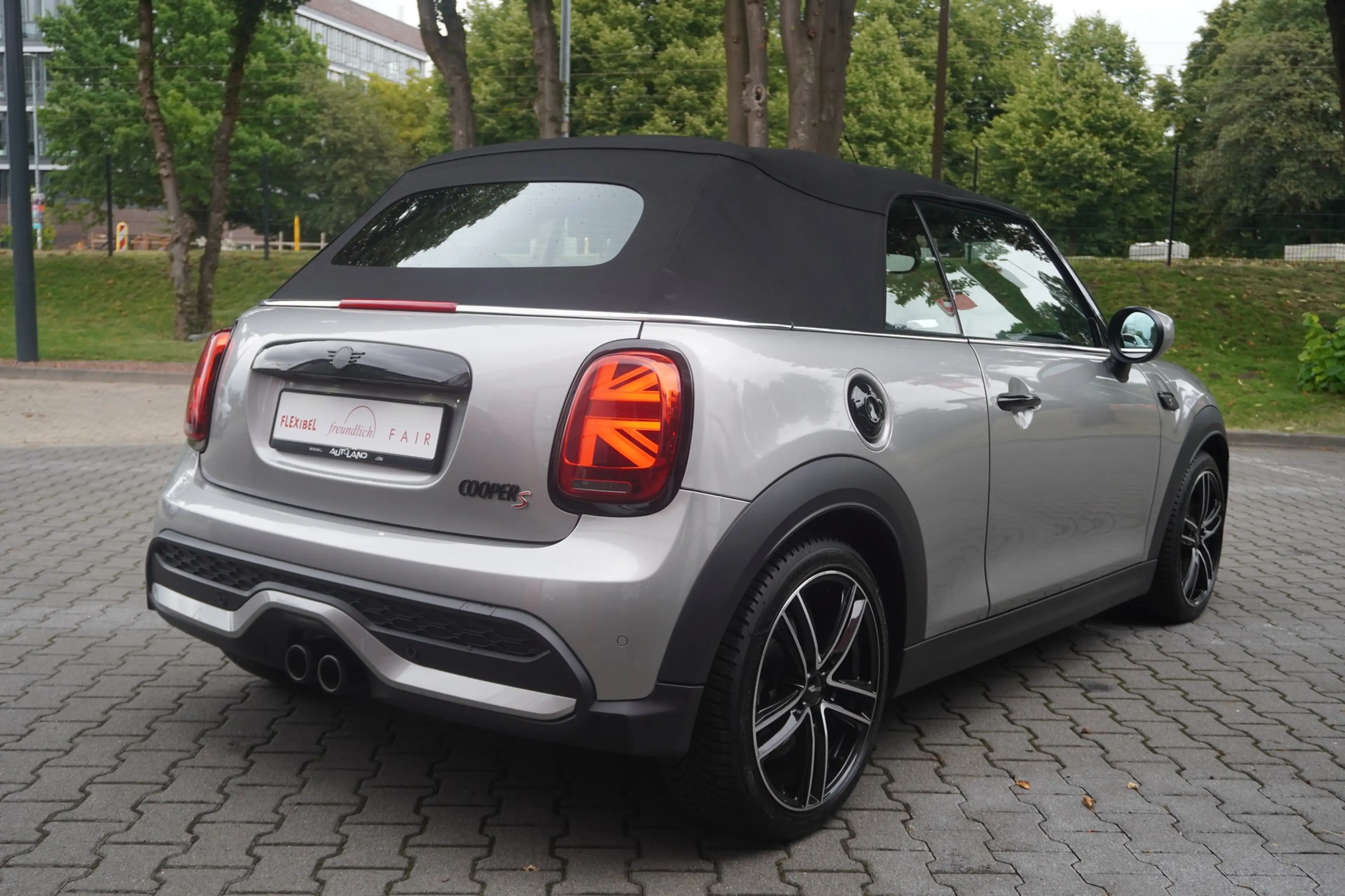 MINI Cooper S Cabrio Cabrio 2.0 Cooper S MINI Yours Trim — photo 6