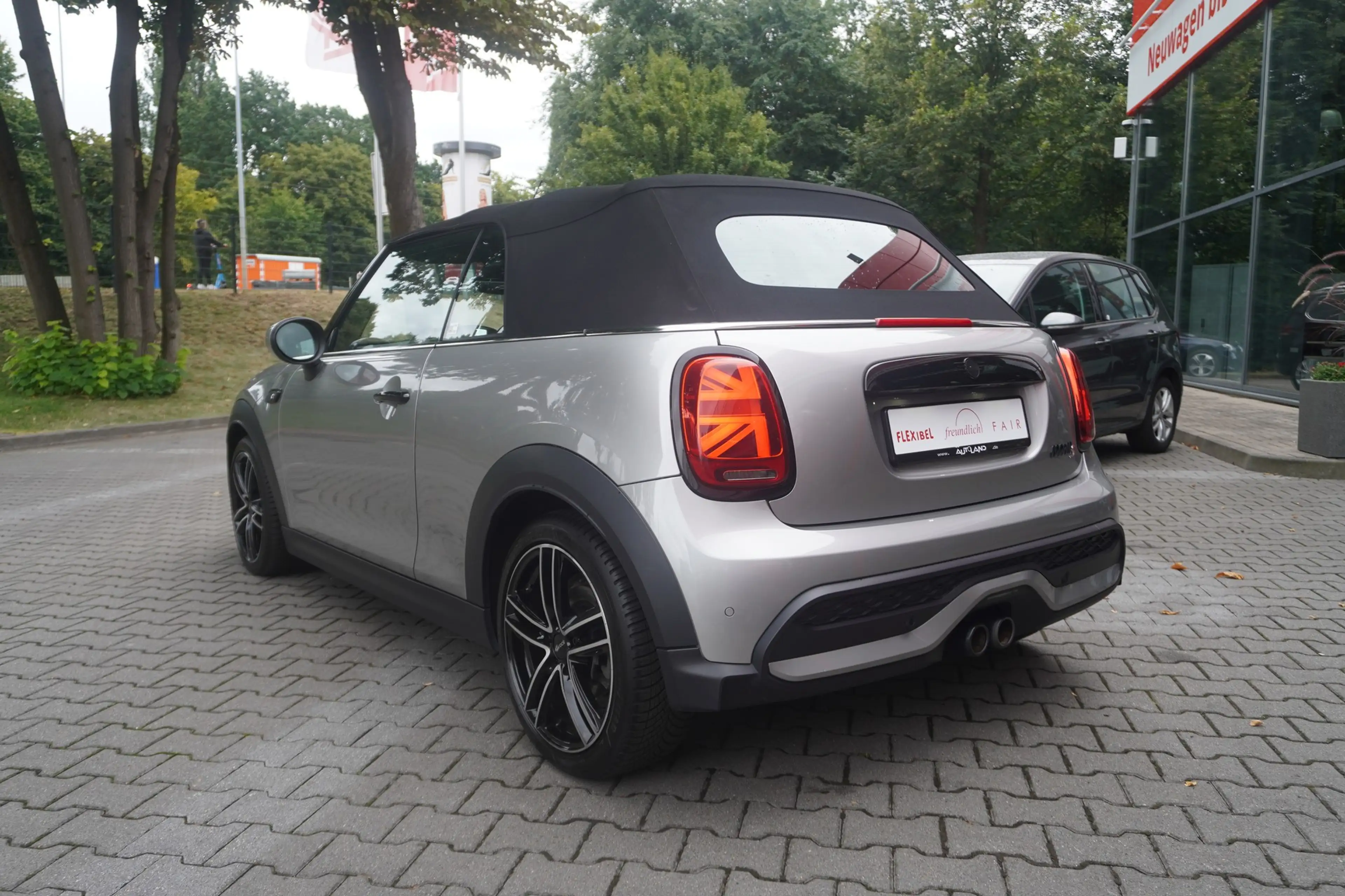 MINI Cooper S Cabrio Cabrio 2.0 Cooper S MINI Yours Trim — photo 8