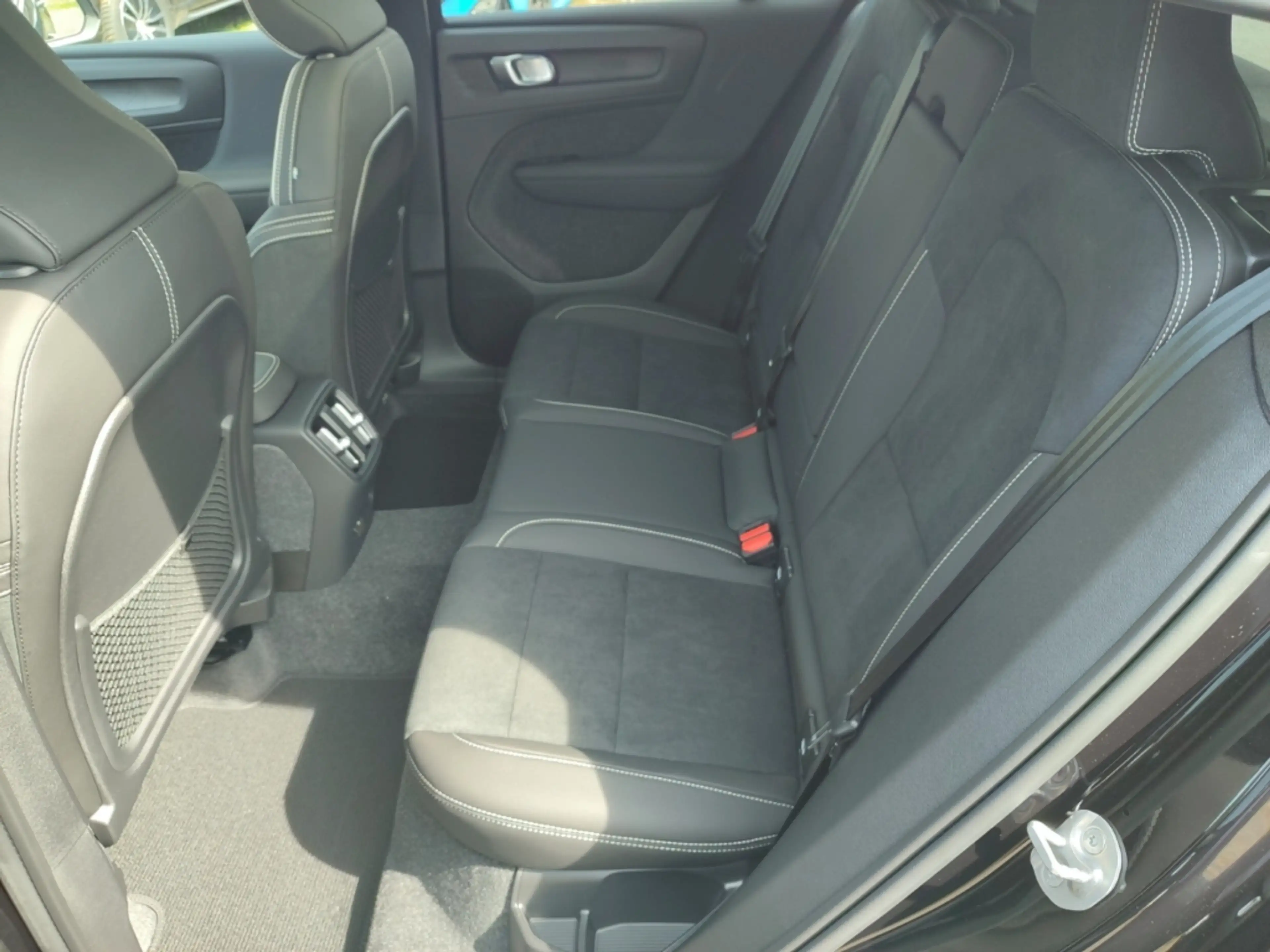 Volvo C40 Plus NAVI AHK PANO ACC RFK Klimaaut SHZ LRH LED TE — photo 11