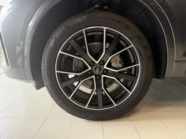 Audi Q5 view 9
