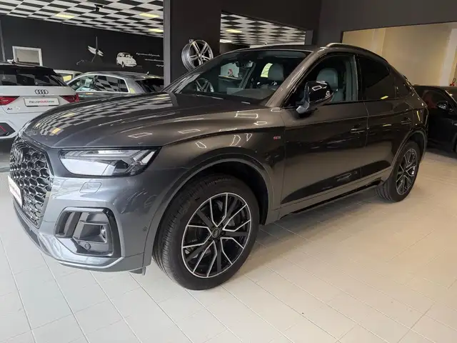 Audi Q5 view 3