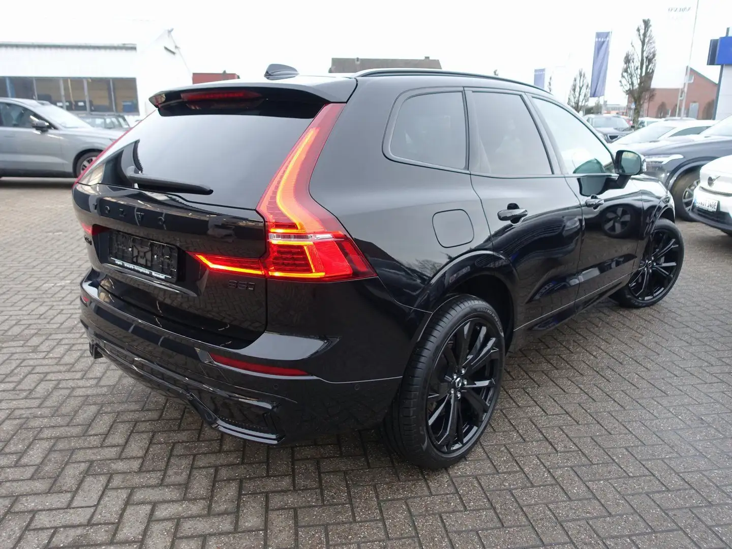 Volvo XC60 Black Edition Plus B5 AWD Mild-Hybrid/H&K Schwarz - 2