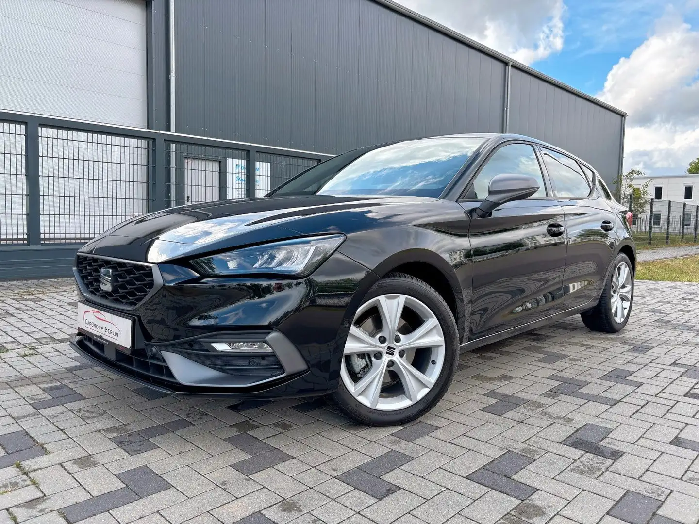 SEAT Leon 2.0 TDI FR // ACC LED KAM NAVI *FACELIFT* Schwarz - 2