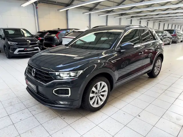 Volkswagen T-Roc view 3