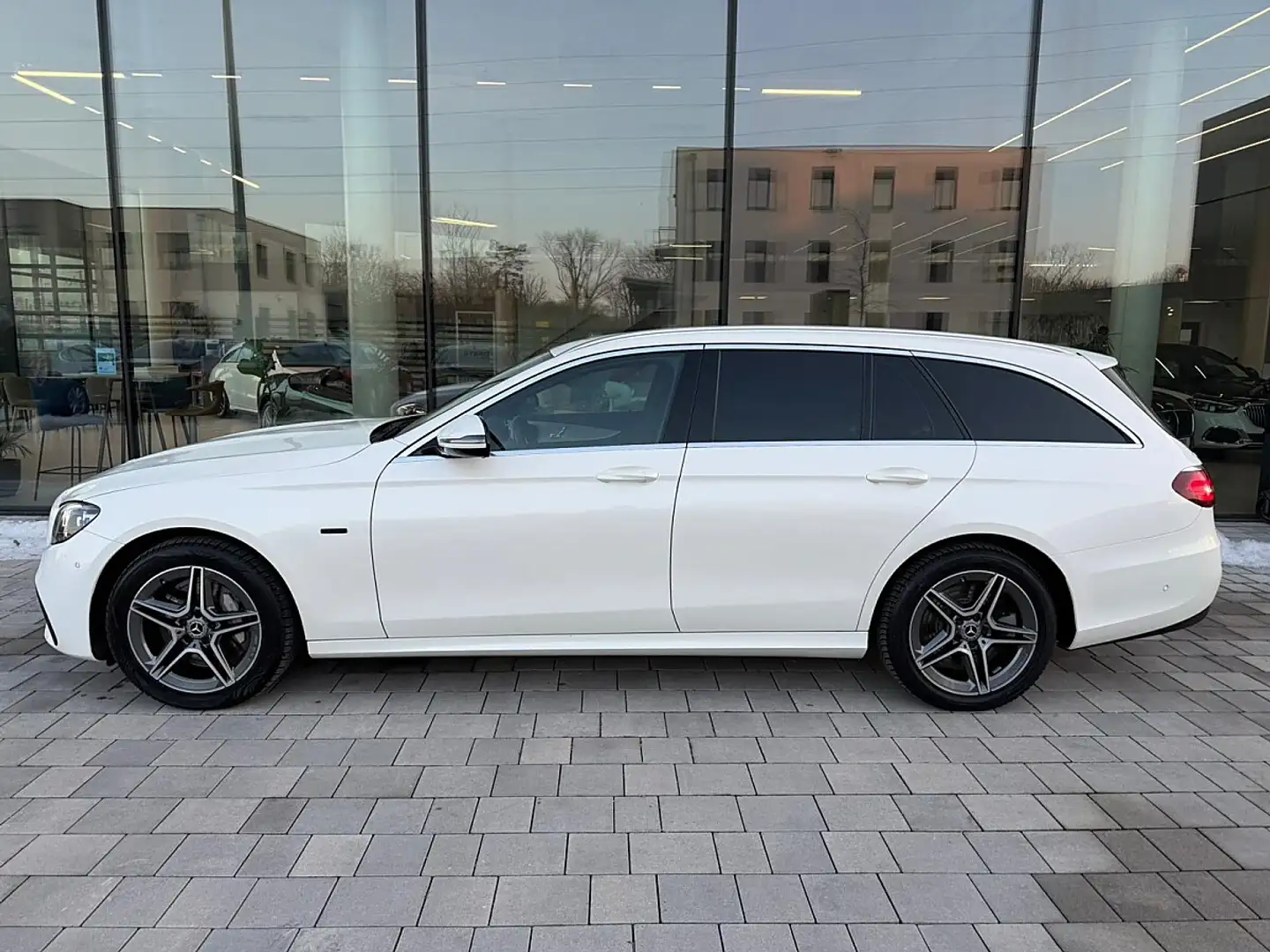 Mercedes-Benz E 300 de PHEV T Aut. *AMG-LINE*MEMORY* Blanc - 2