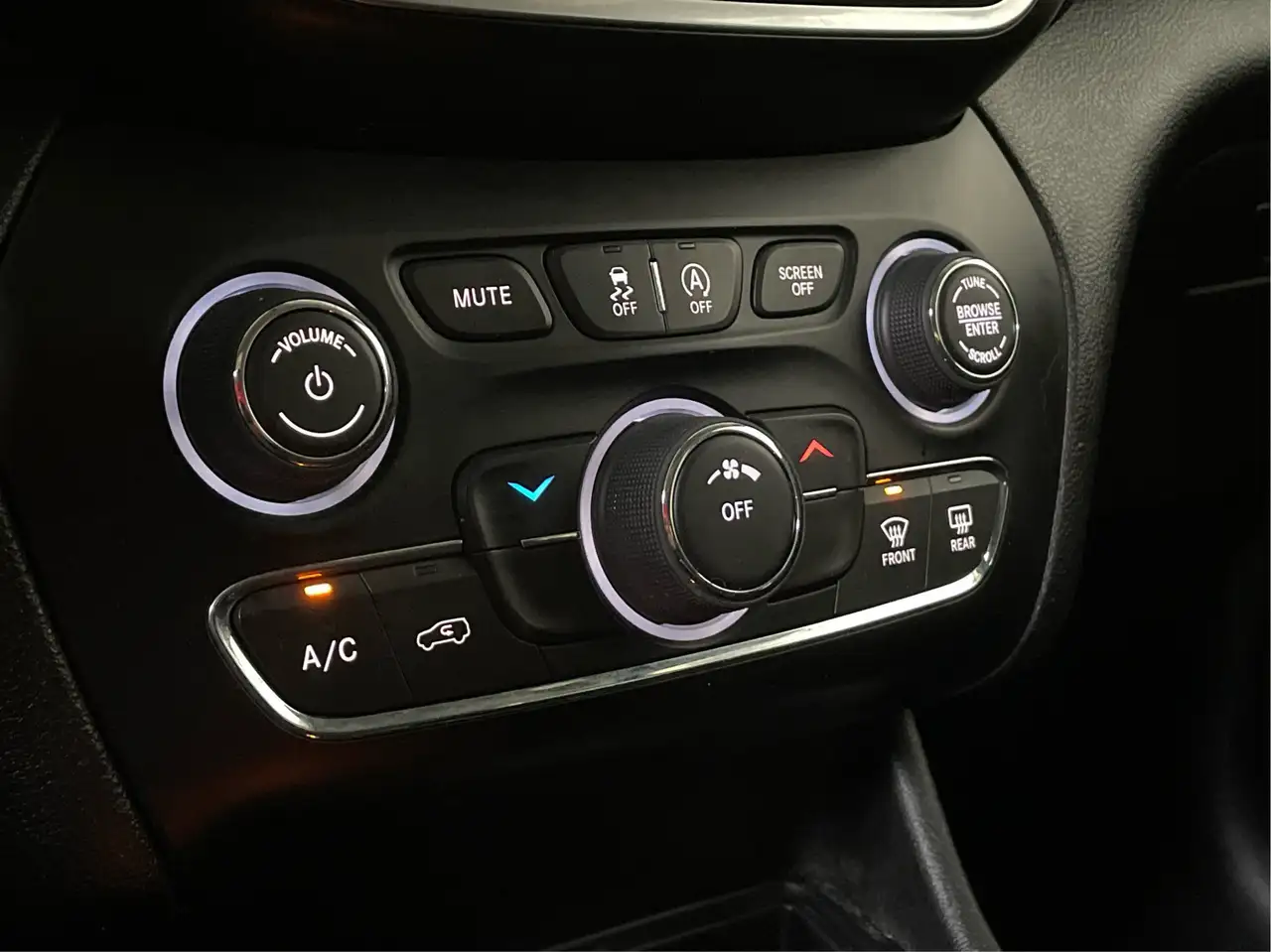 Jeep Cherokee снимка Jeep Cherokee