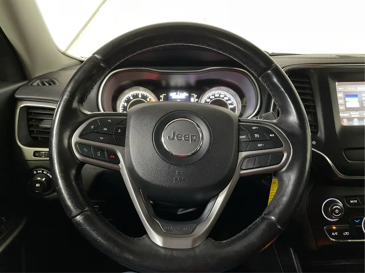 Jeep Cherokee снимка Jeep Cherokee