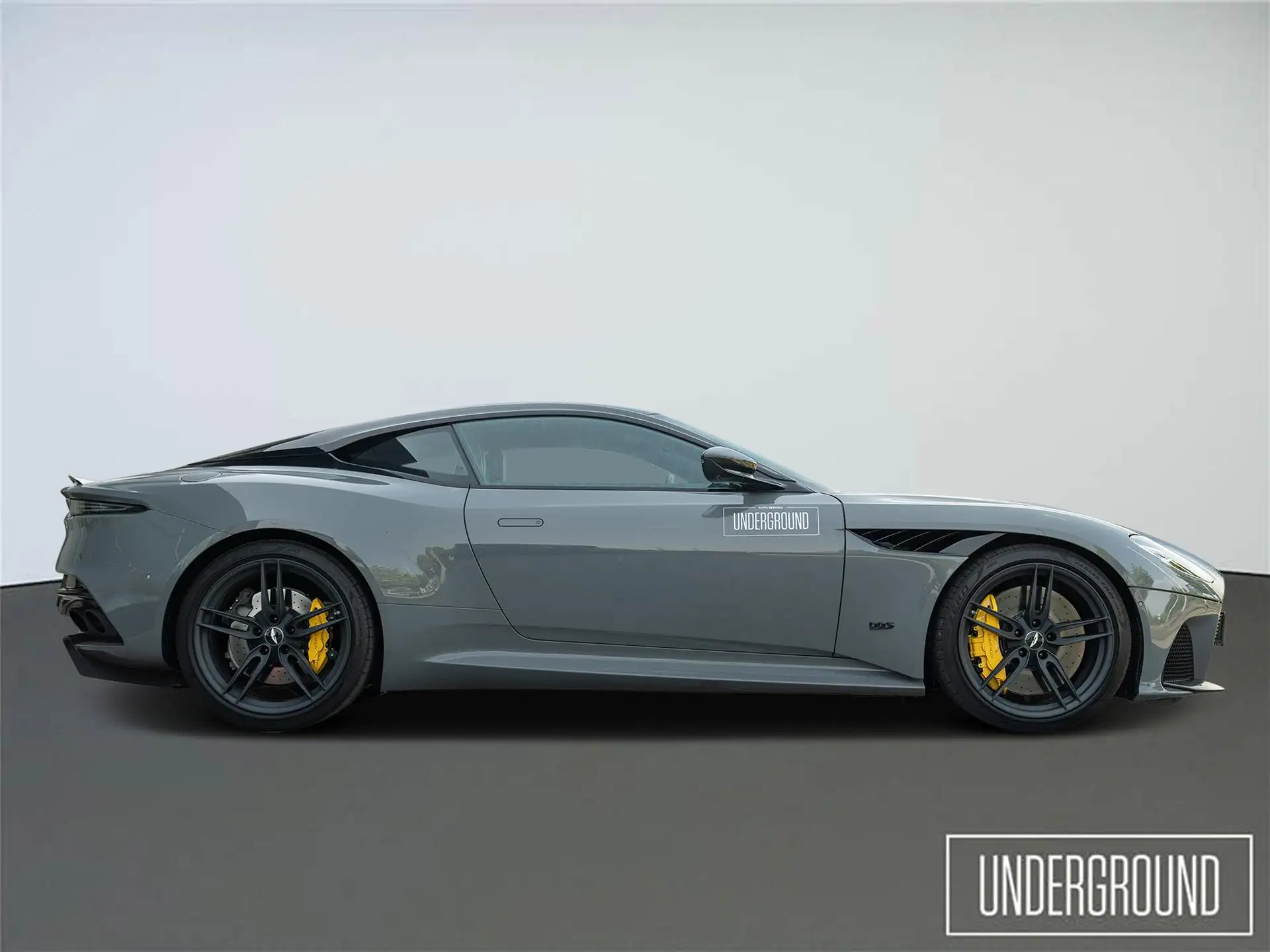 애스턴마틴 DBS Coupe 2024 건메탈 사진 4