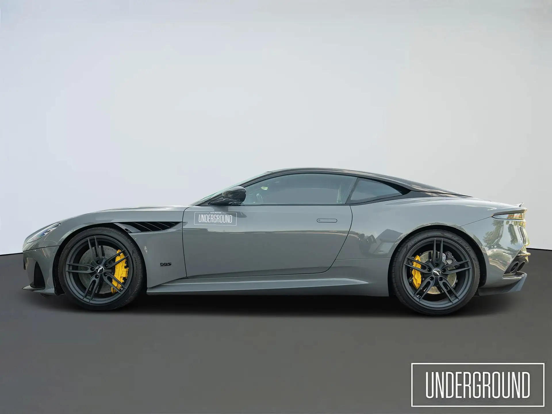 애스턴마틴 DBS Coupe 2024 건메탈 사진 8
