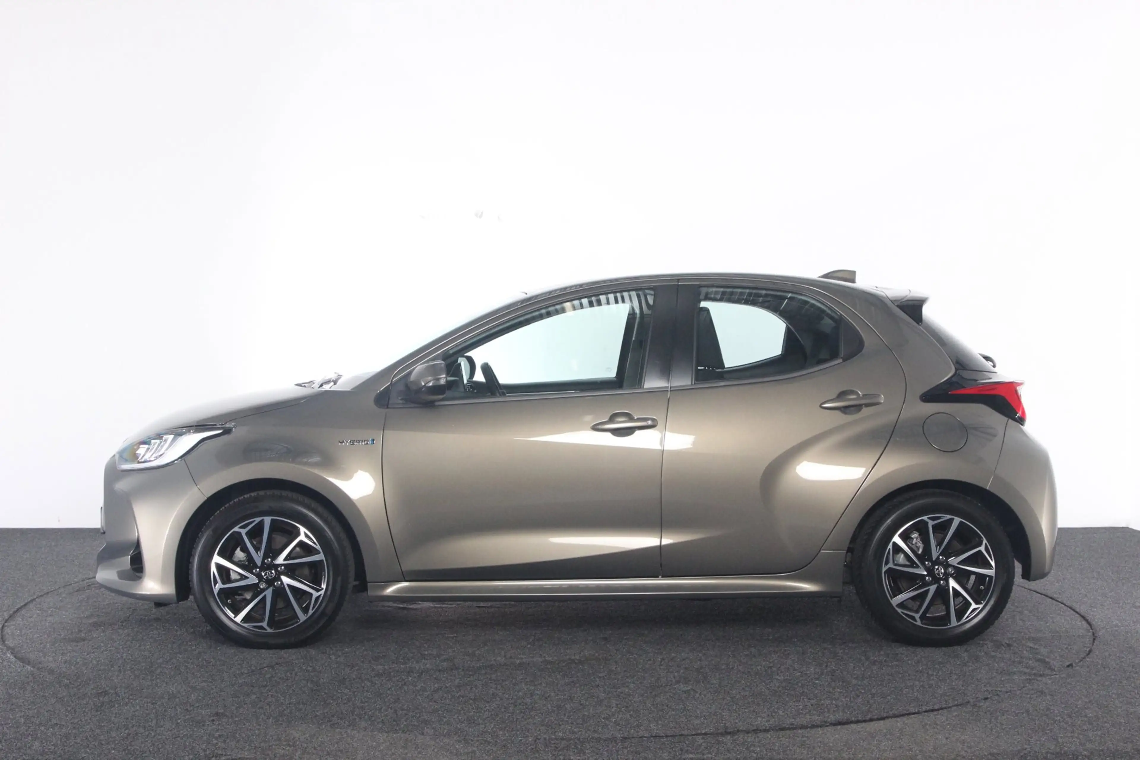 Toyota Yaris 1.5 Hybrid Dynamic — photo 3