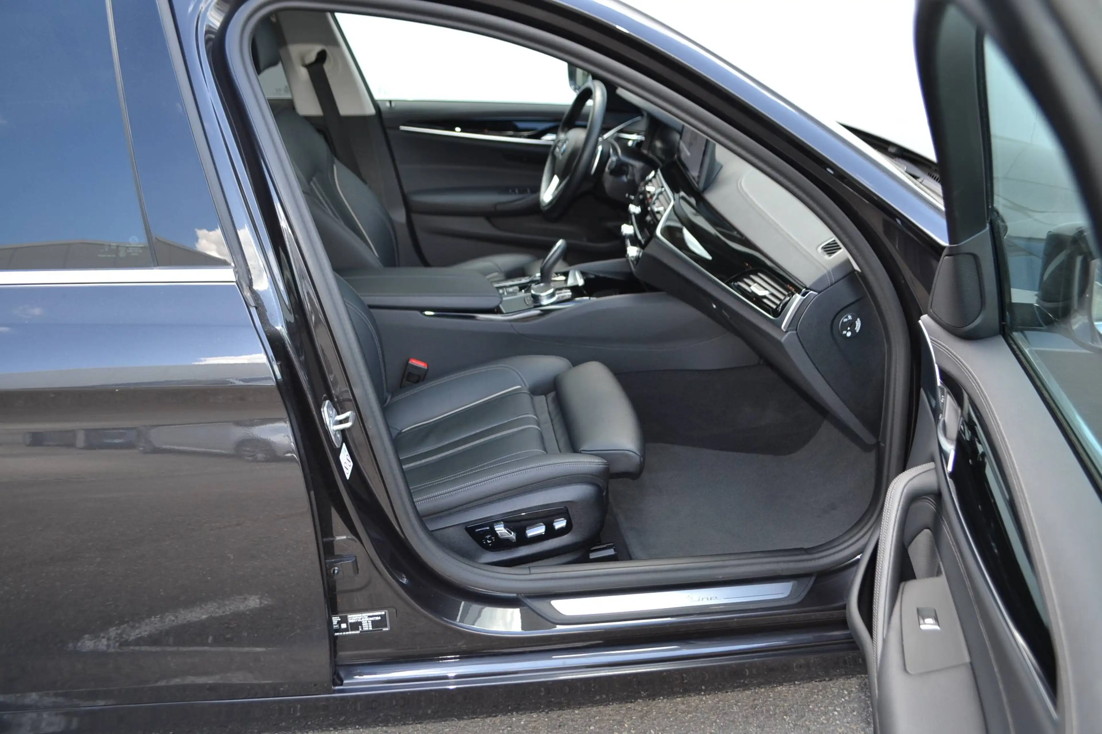 BMW 530 530d Touring*AUTOMATIK*Luxury Line*LEDER*VOLL*1A — photo 4