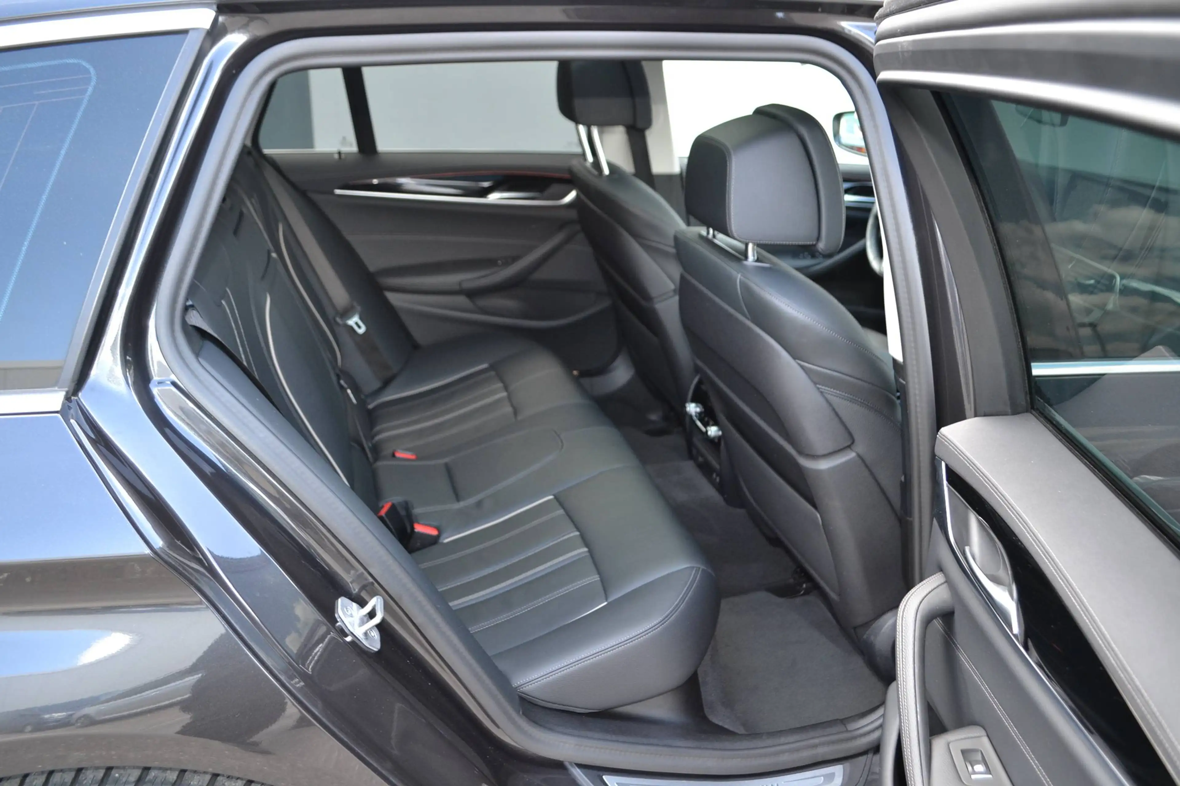 BMW 530 530d Touring*AUTOMATIK*Luxury Line*LEDER*VOLL*1A — photo 5