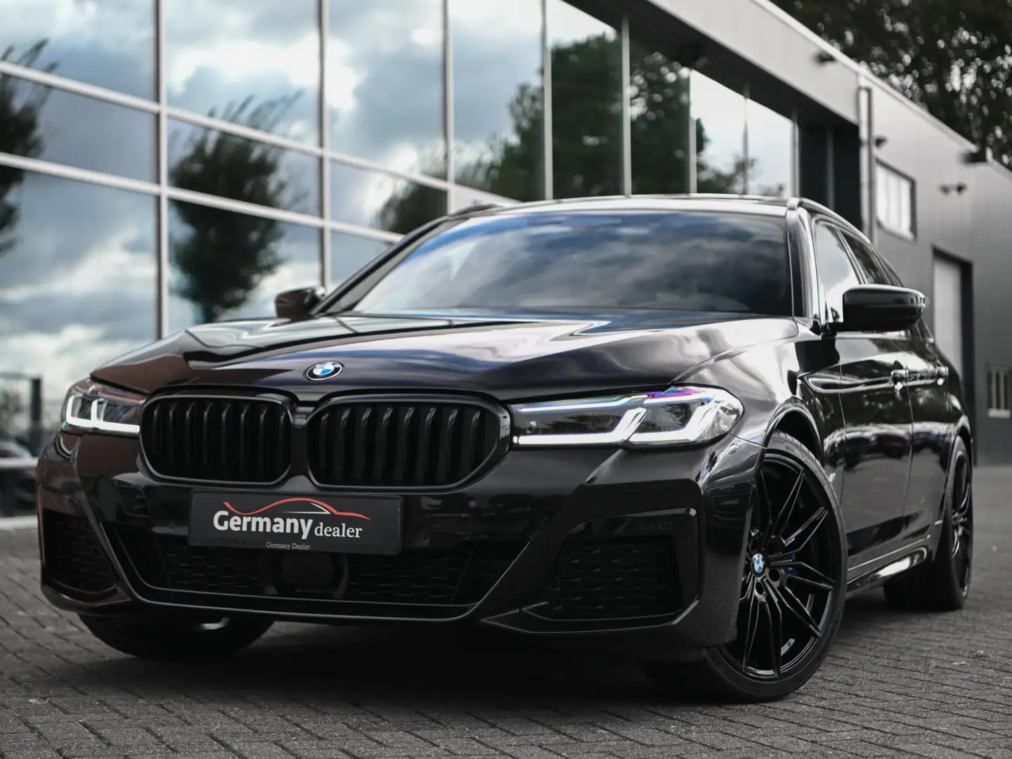 BMW 540 5-serie Touring 540d xDrive 340pk M-Sportpakket He Zwart - 1