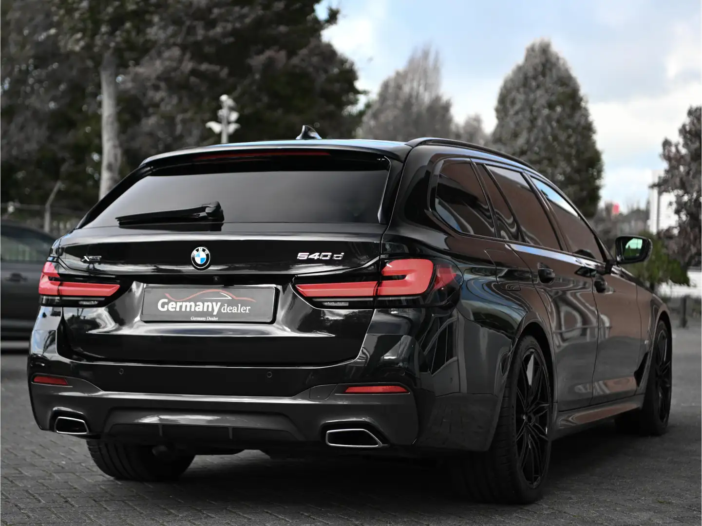 BMW 540 5-serie Touring 540d xDrive 340pk M-Sportpakket He Zwart - 2