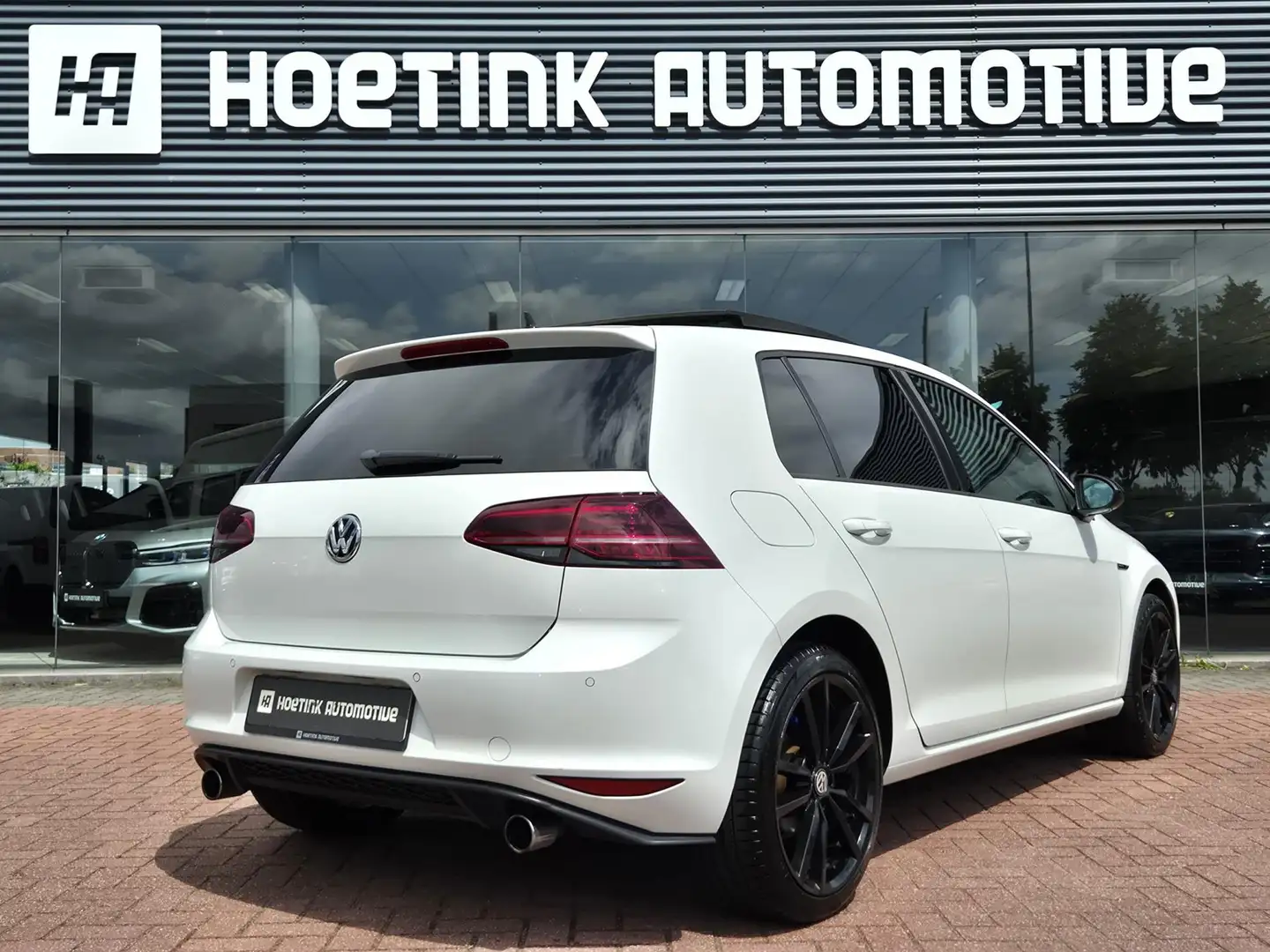Volkswagen Golf 1.2 TSI Connected Series | Pano | Cruise | Airco Wit - 2