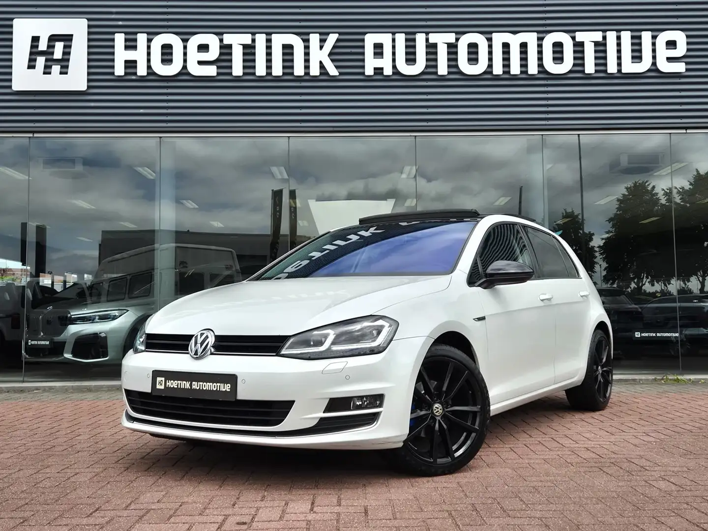 Volkswagen Golf 1.2 TSI Connected Series | Pano | Cruise | Airco Wit - 1