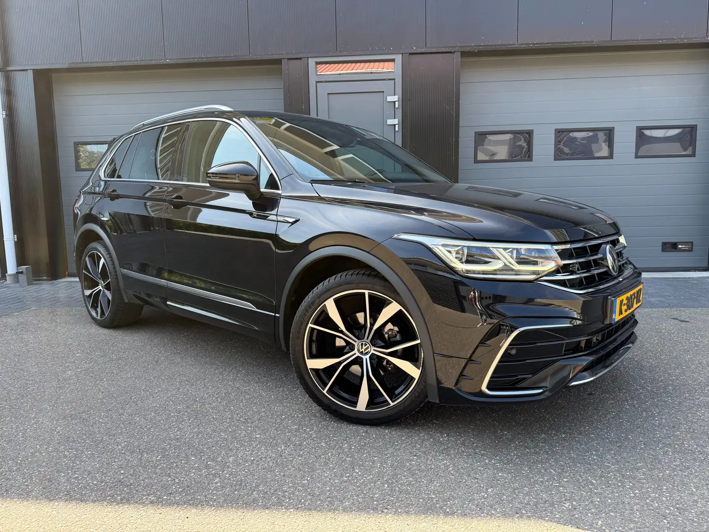 Volkswagen Tiguan 1.5 TSI R-Line Bns+ Keyless, Elektr. trekhaak Nero - 1