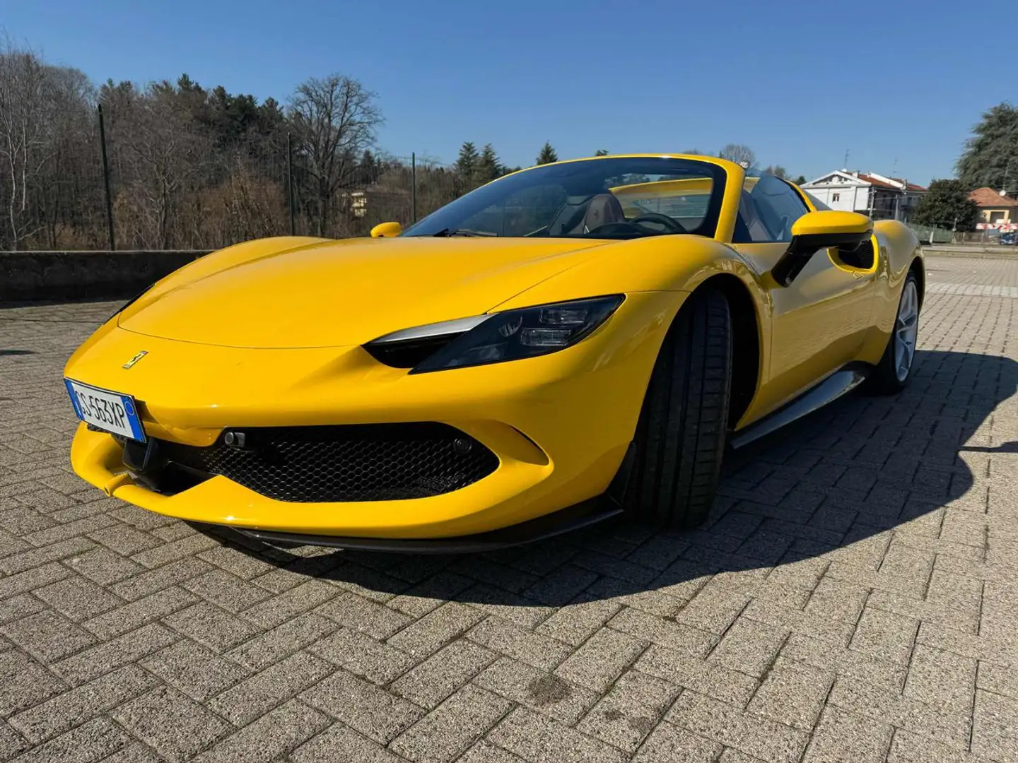 Ferrari 296 GTS Geel - 2
