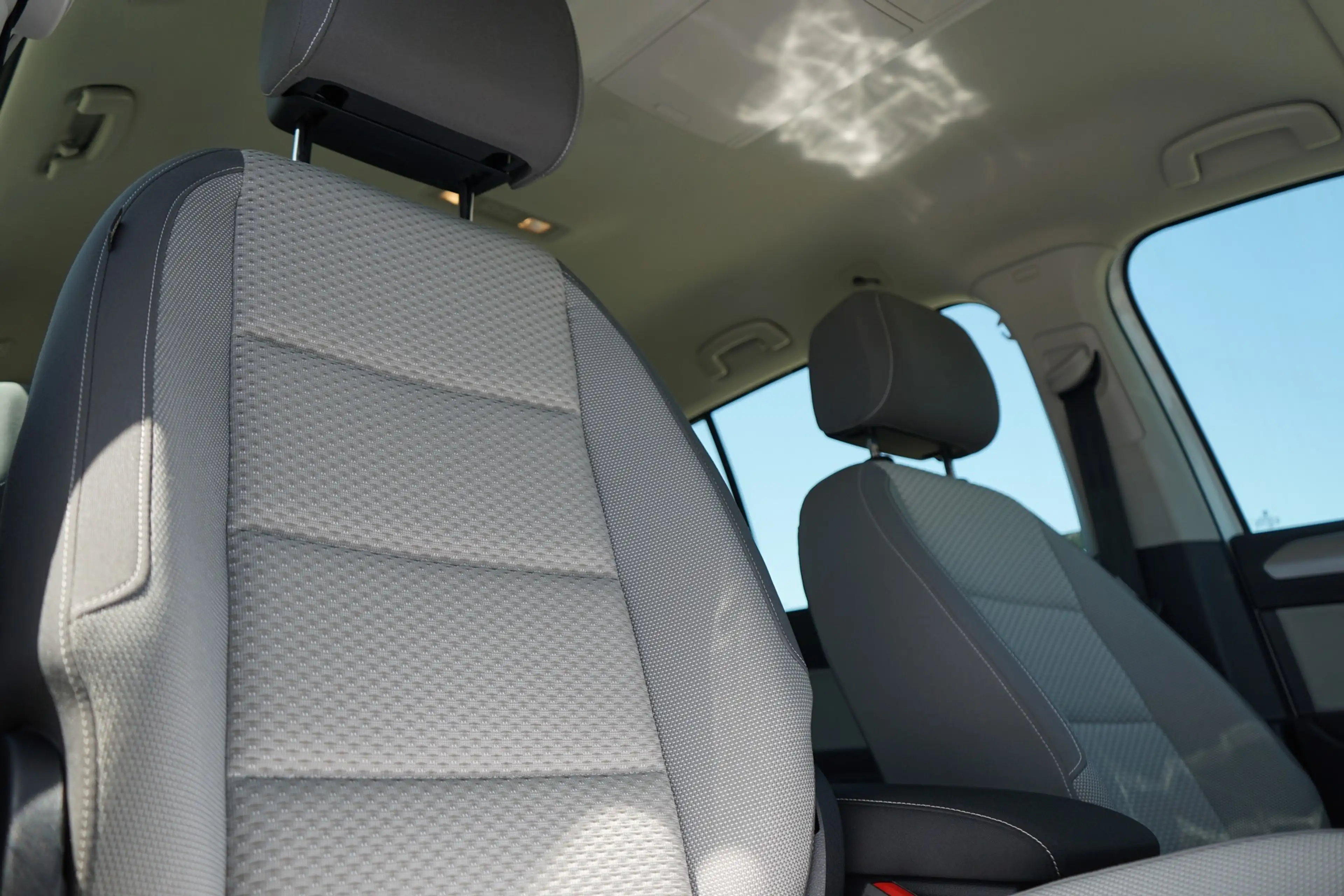 Volkswagen Touran 1.5 TSI DSG Family 7-Sitzer LED Navi AHK — photo 3