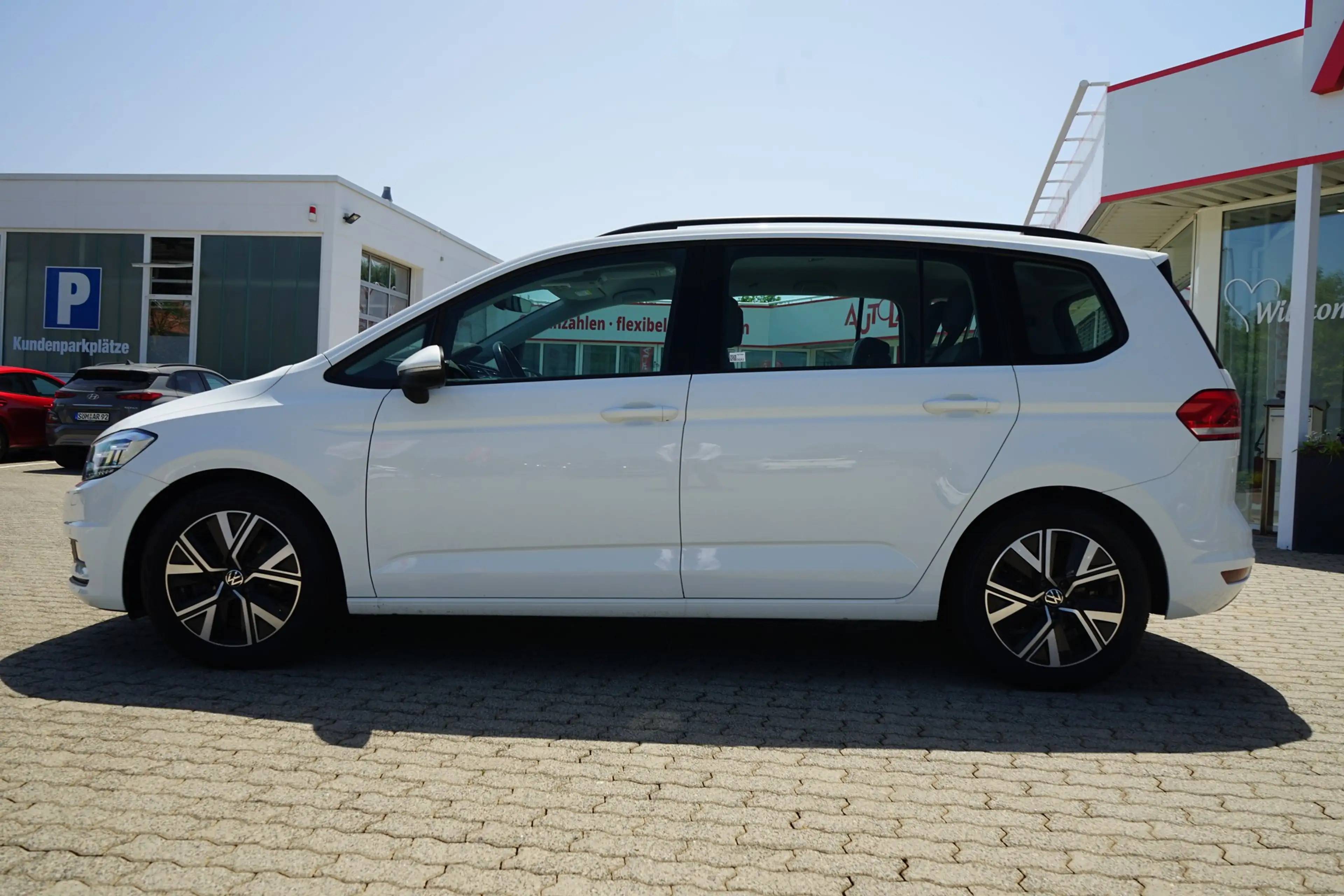 Volkswagen Touran 1.5 TSI DSG Family 7-Sitzer LED Navi AHK — photo 28