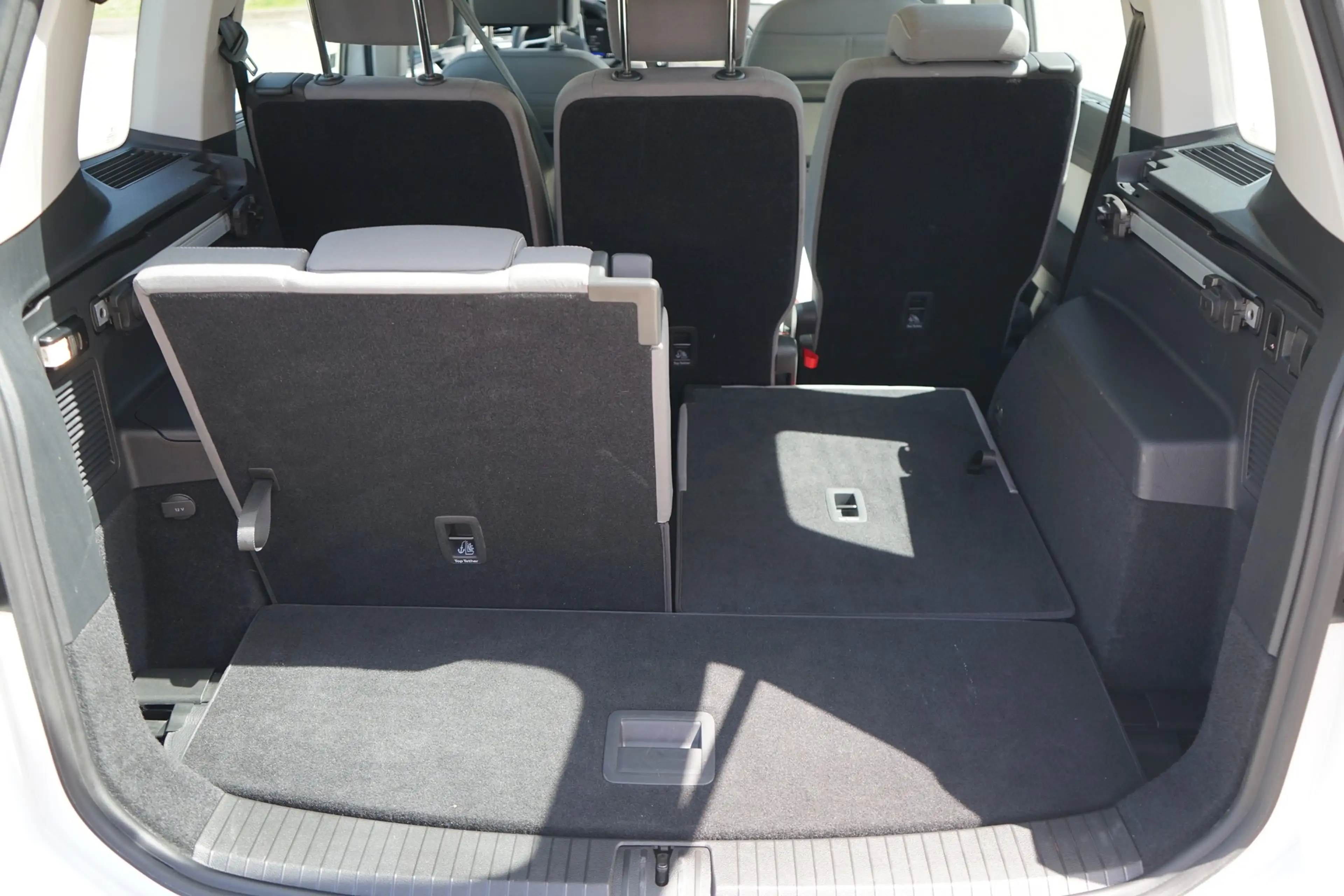 Volkswagen Touran 1.5 TSI DSG Family 7-Sitzer LED Navi AHK — photo 26