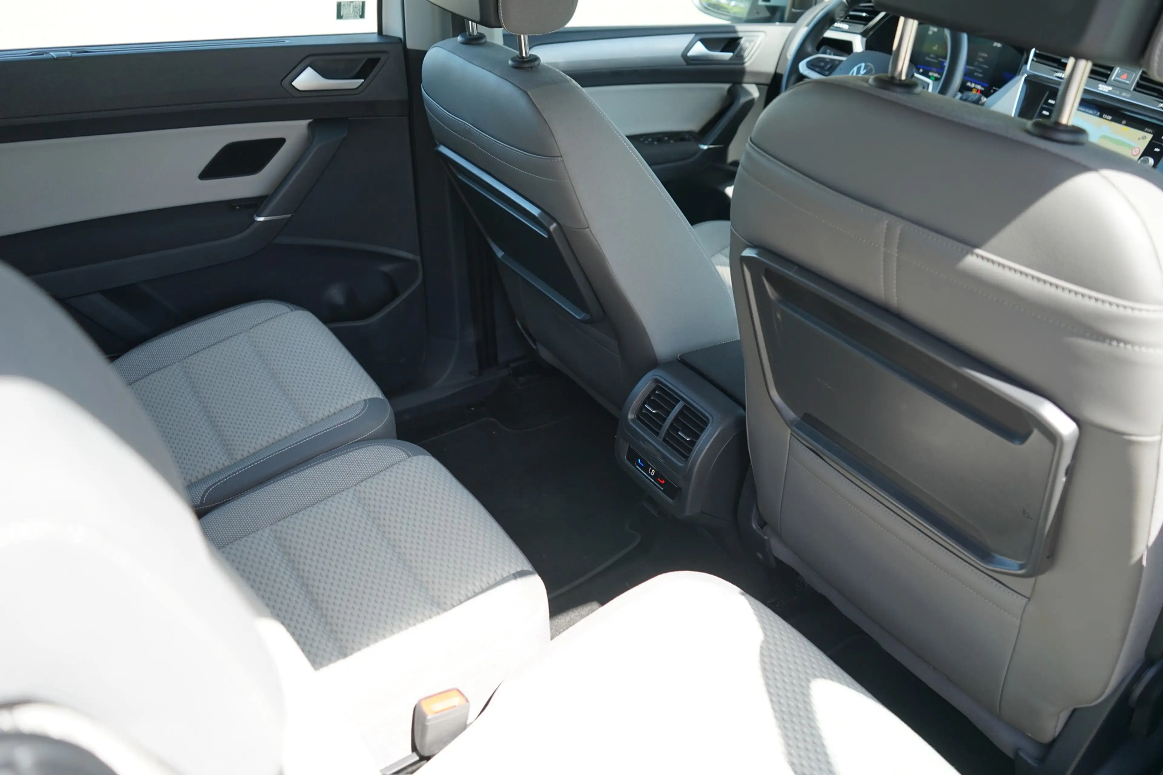 Volkswagen Touran 1.5 TSI DSG Family 7-Sitzer LED Navi AHK — photo 5