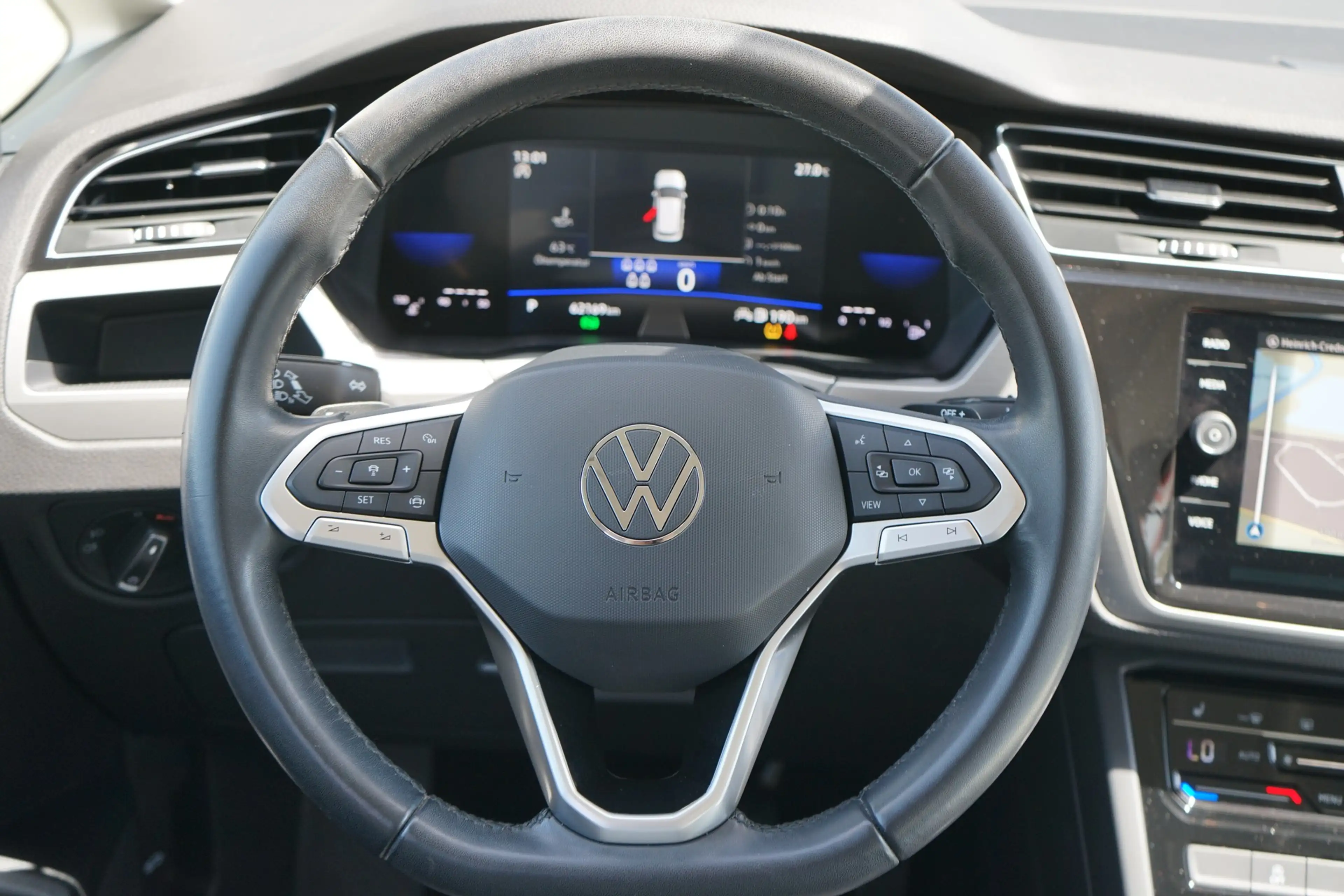 Volkswagen Touran 1.5 TSI DSG Family 7-Sitzer LED Navi AHK — photo 8