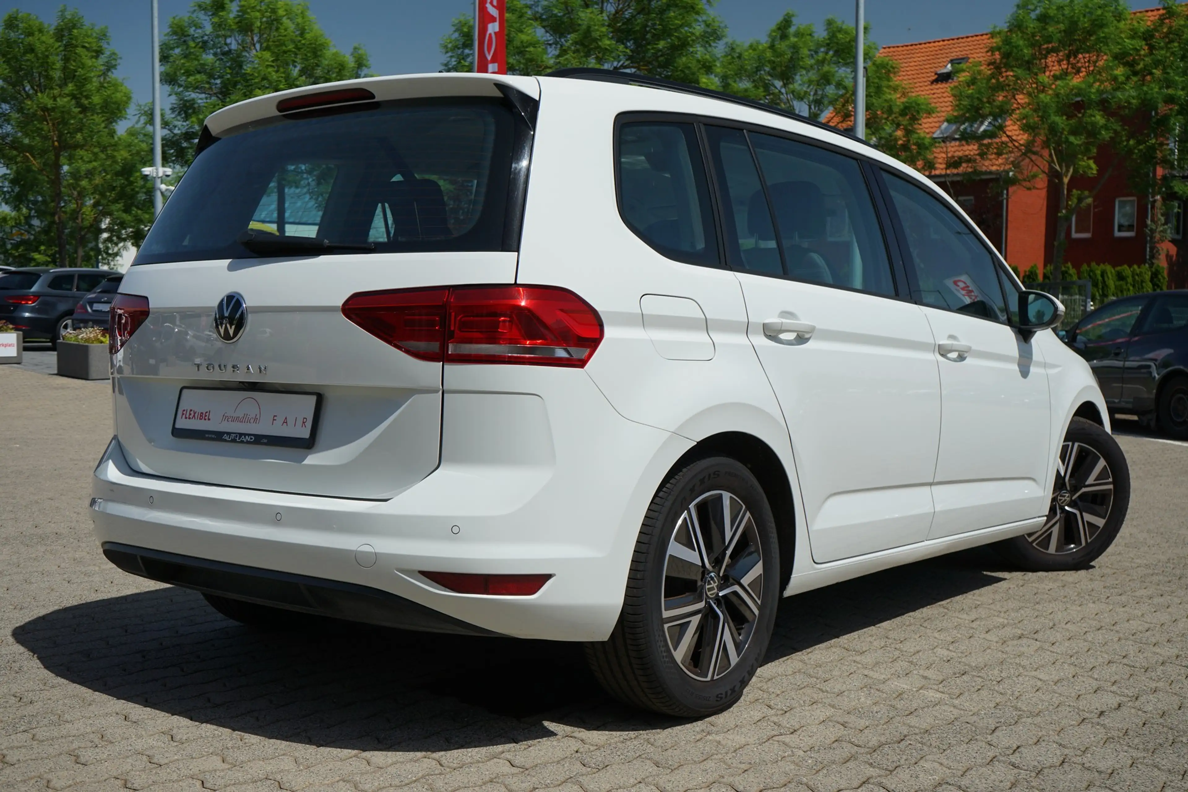 Volkswagen Touran 1.5 TSI DSG Family 7-Sitzer LED Navi AHK — photo 24