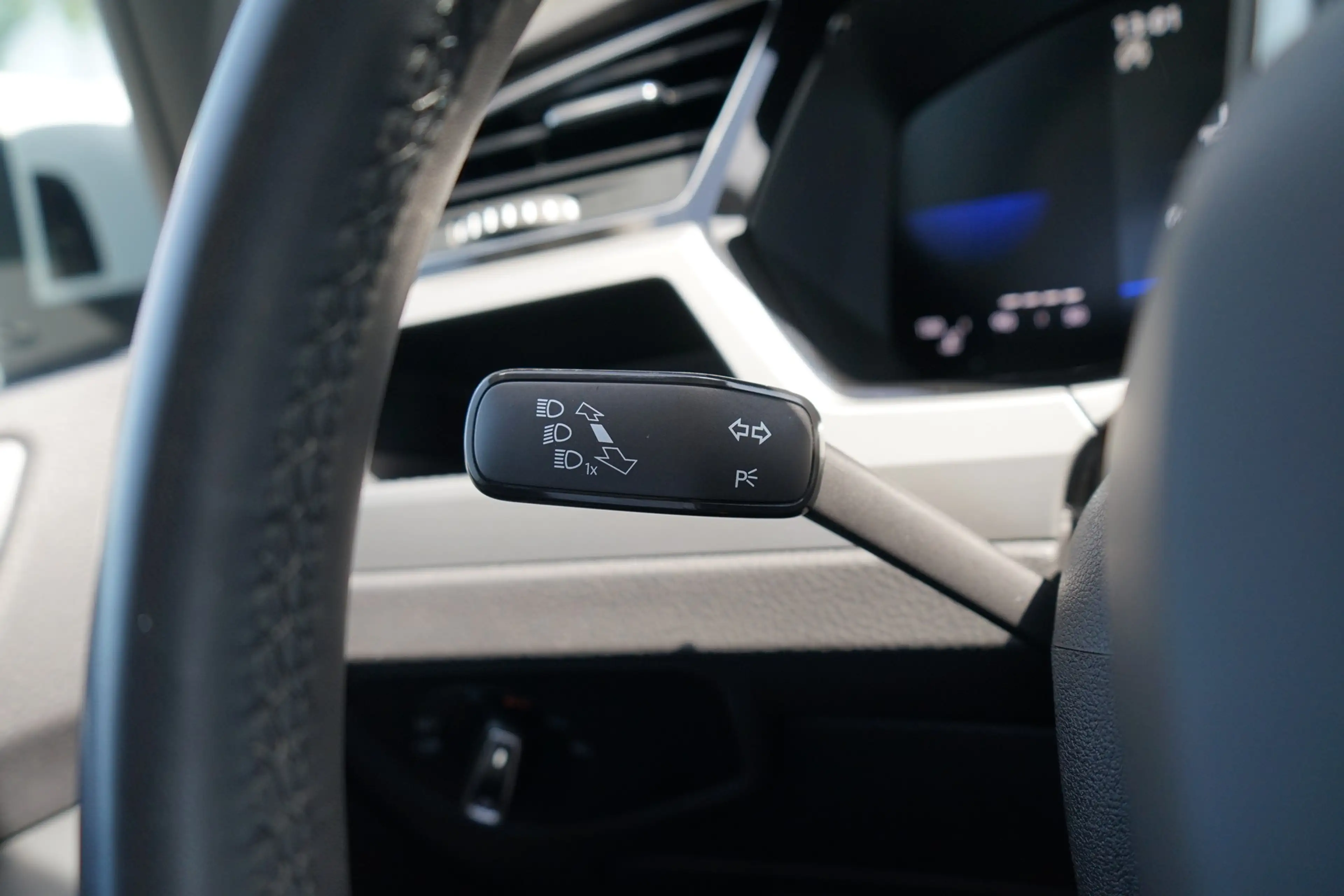 Volkswagen Touran 1.5 TSI DSG Family 7-Sitzer LED Navi AHK — photo 17