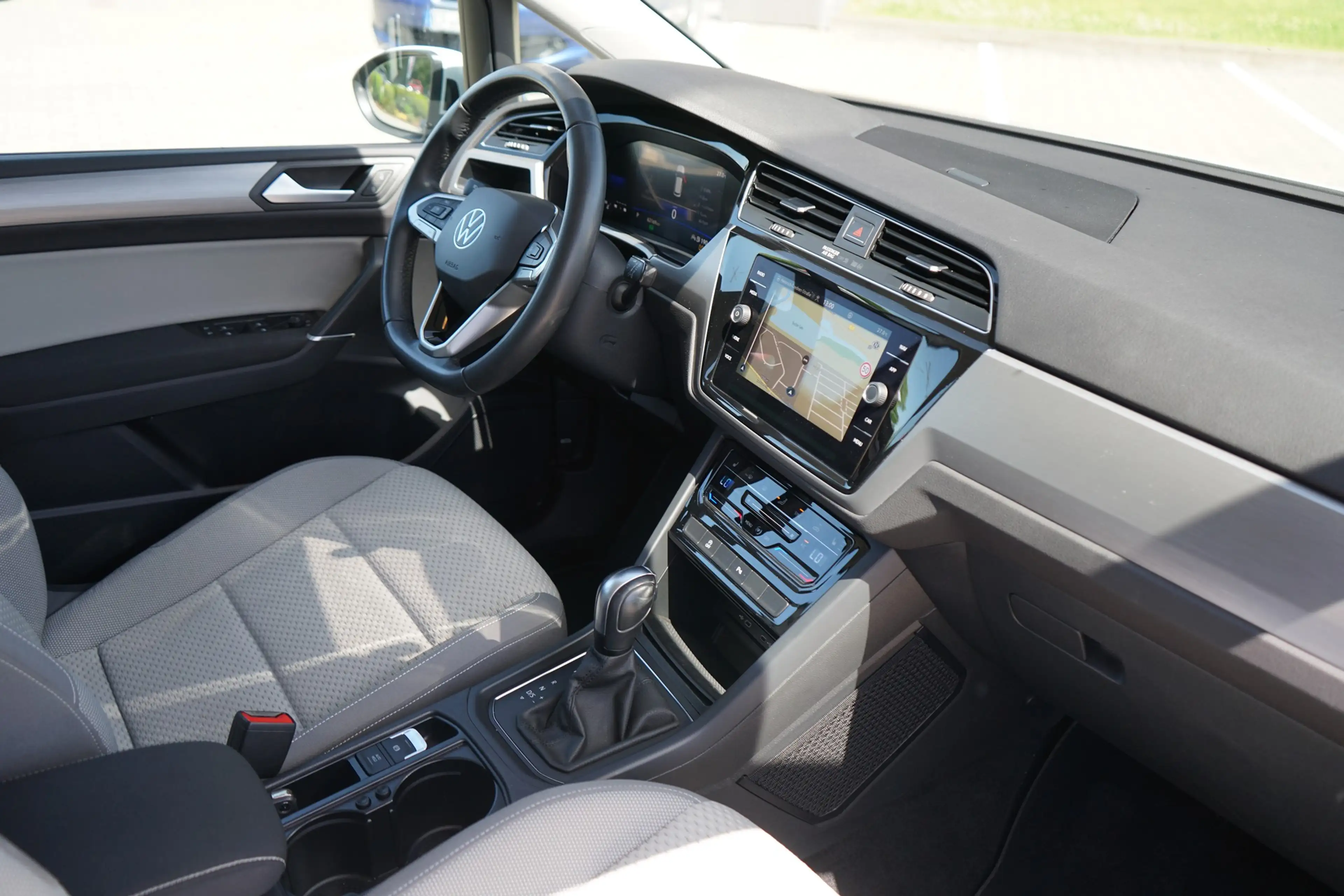 Volkswagen Touran 1.5 TSI DSG Family 7-Sitzer LED Navi AHK — photo 4