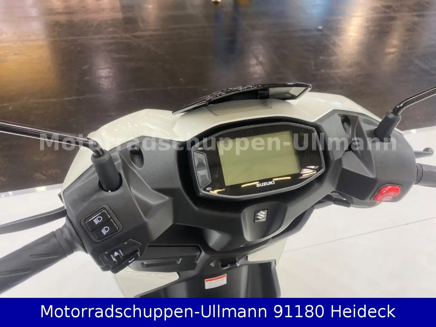 Suzuki Avenis 125 Weiß - 2