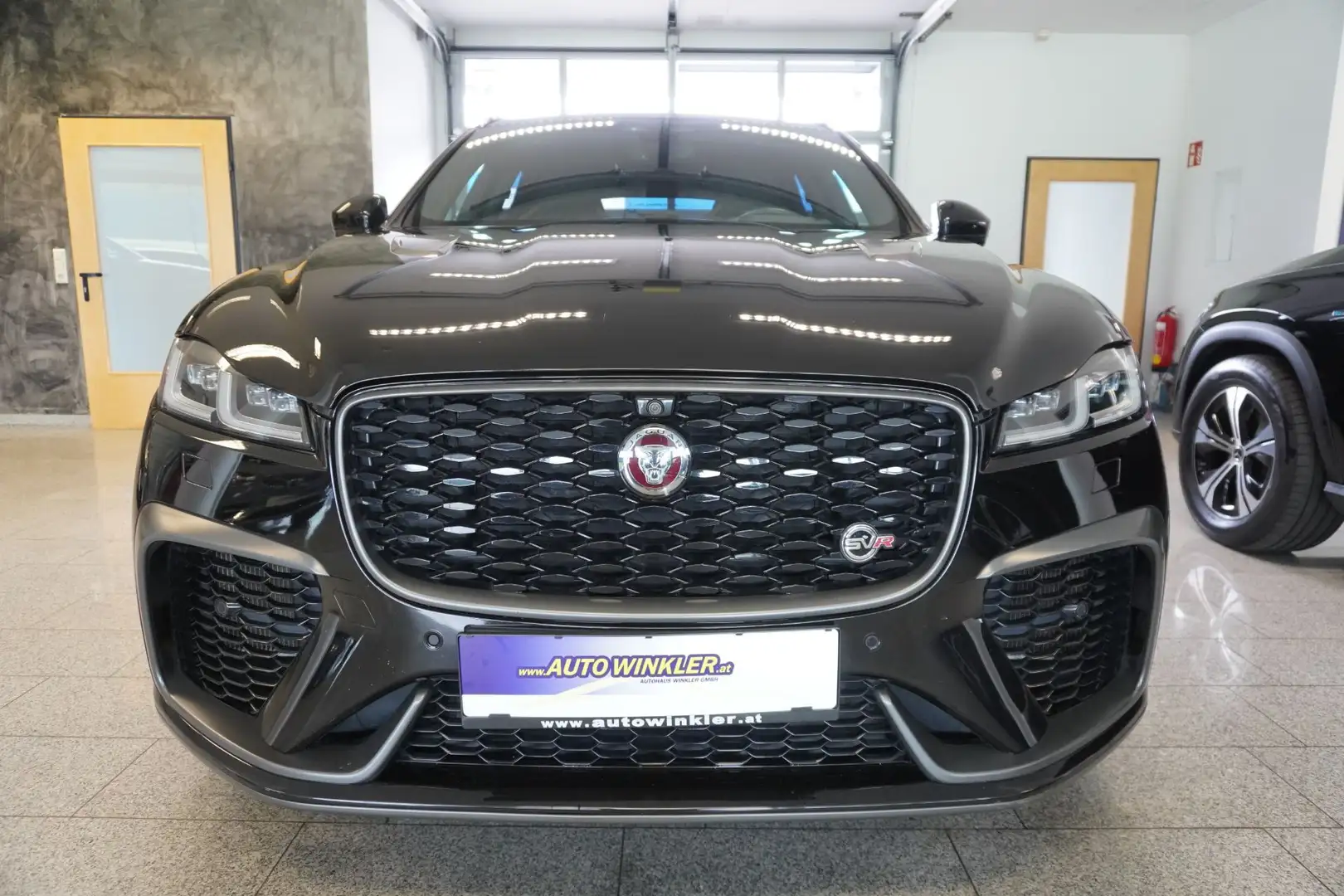Jaguar F-Pace P550SVR AWD 22"/AHV/Pano Schwarz - 2