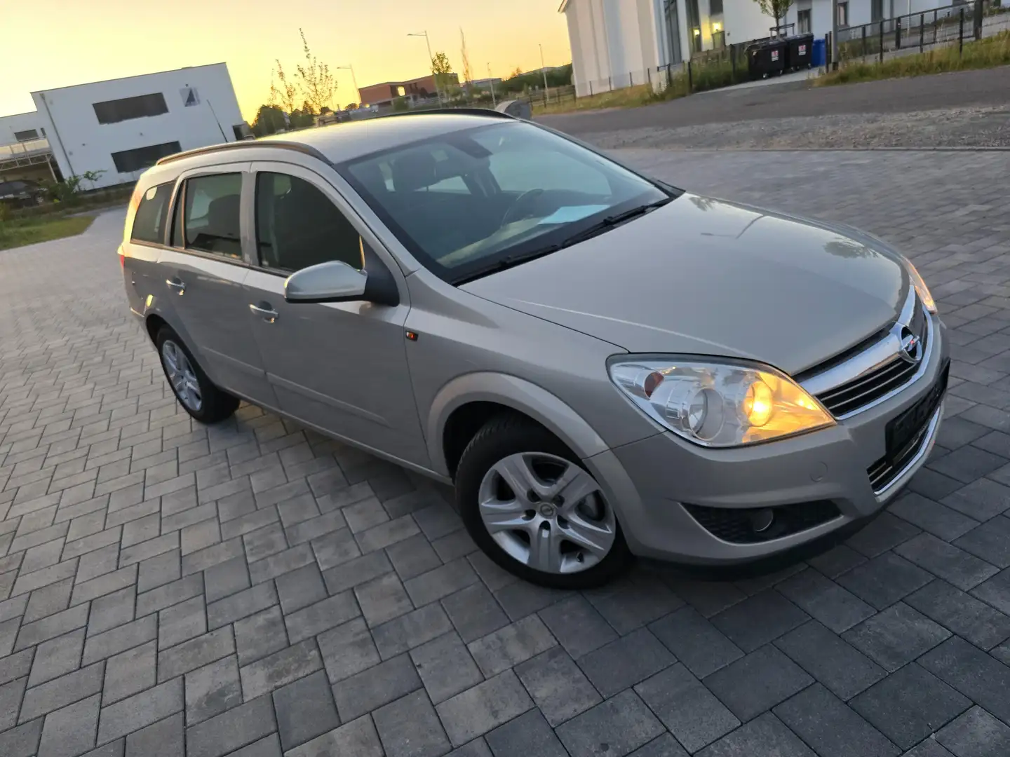 Opel Astra Edition Zlatá - 1