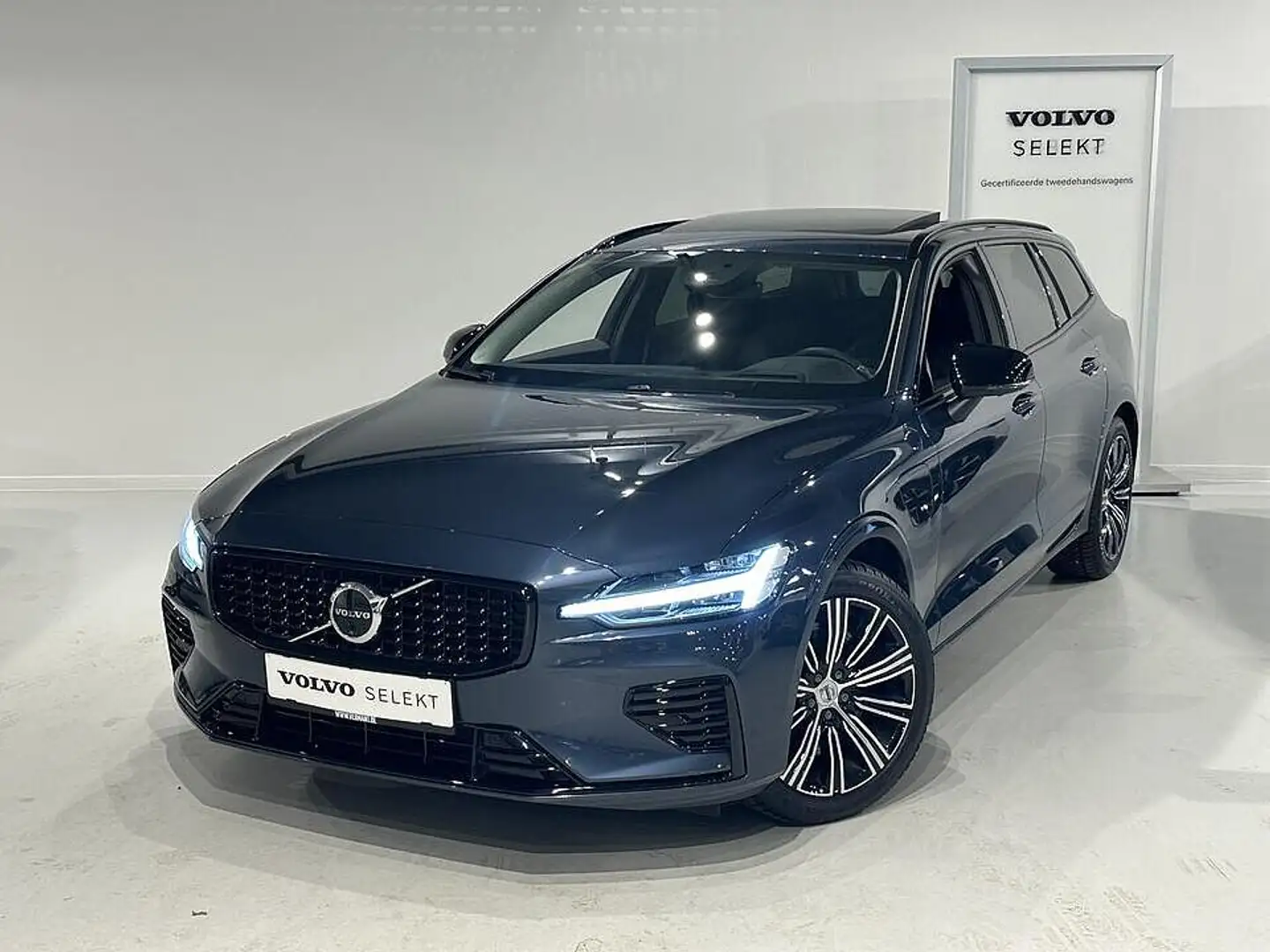 Volvo V60 II T8 Recharge Ultra Dark Long Range Bleu - 1