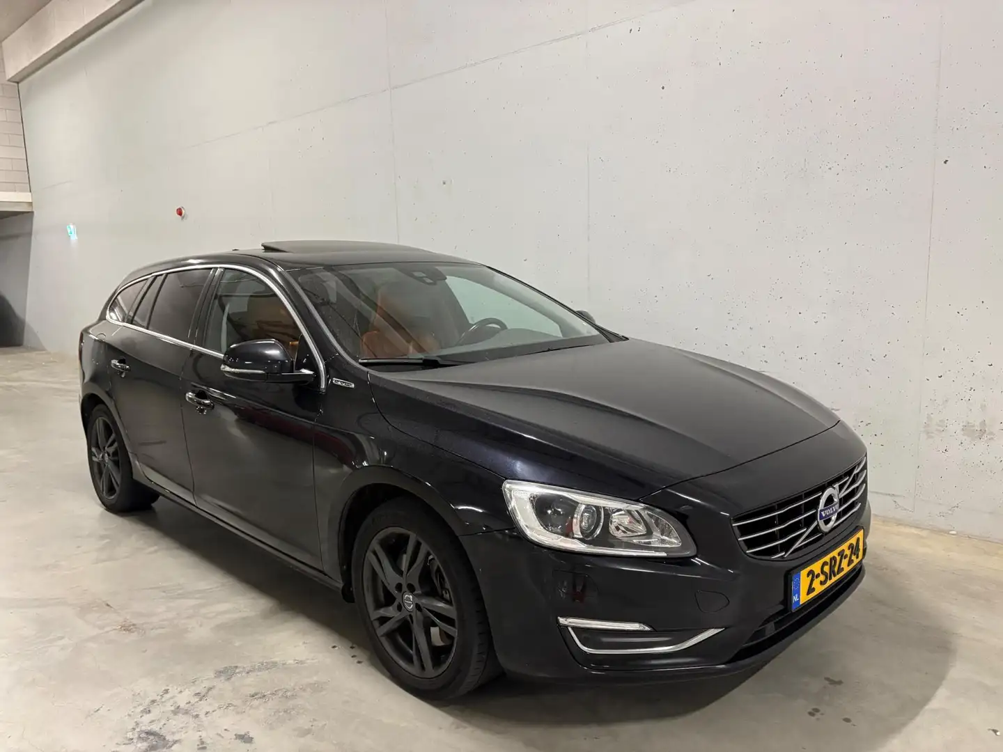 Volvo V60 2.4 D6 AWD Plug-In Hybrid Summum Leer Pano Navi Schwarz - 2